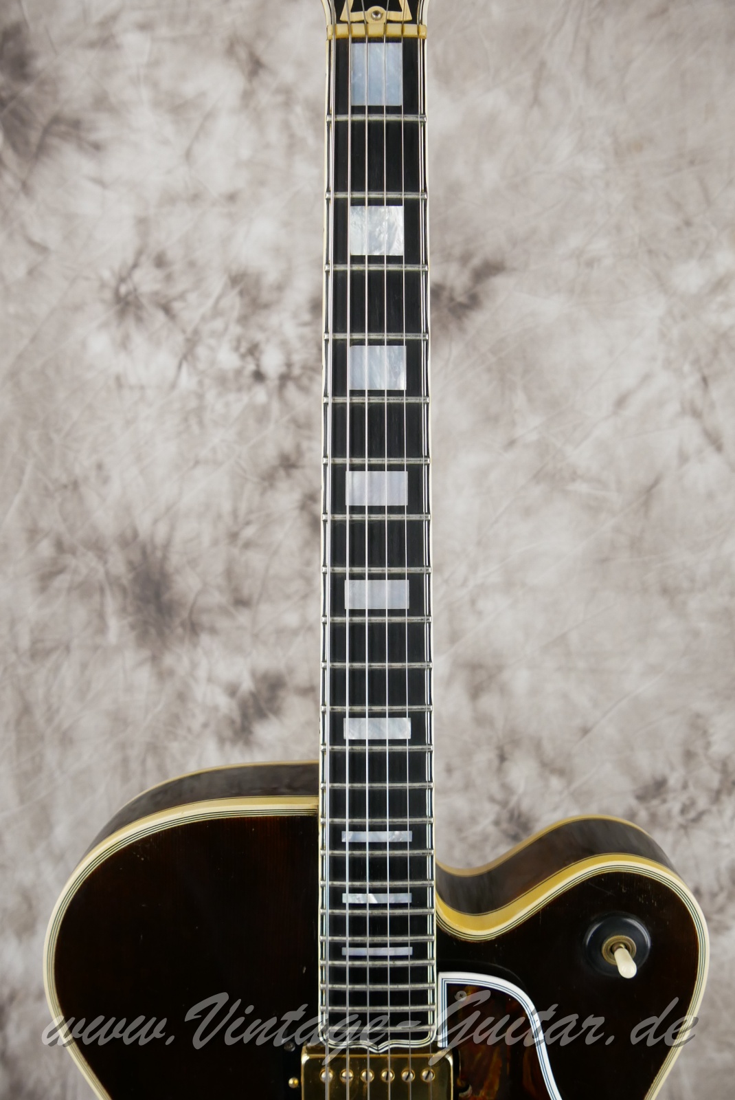 img/vintage/5642/Gibson_Byrdland_venetian_cutaway_walnut_1969-005.JPG