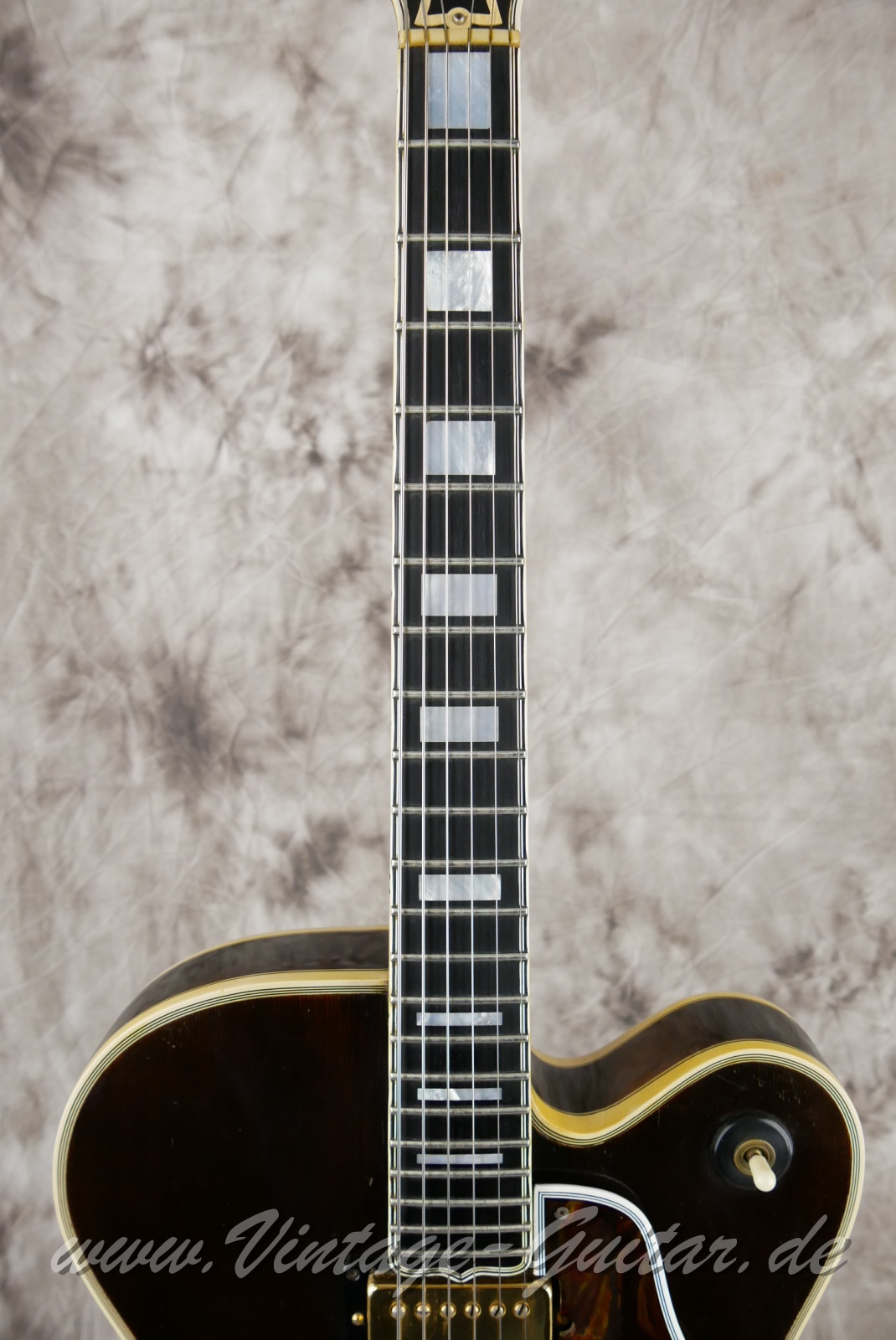 Gibson_Byrdland_venetian_cutaway_walnut_1969-005.JPG