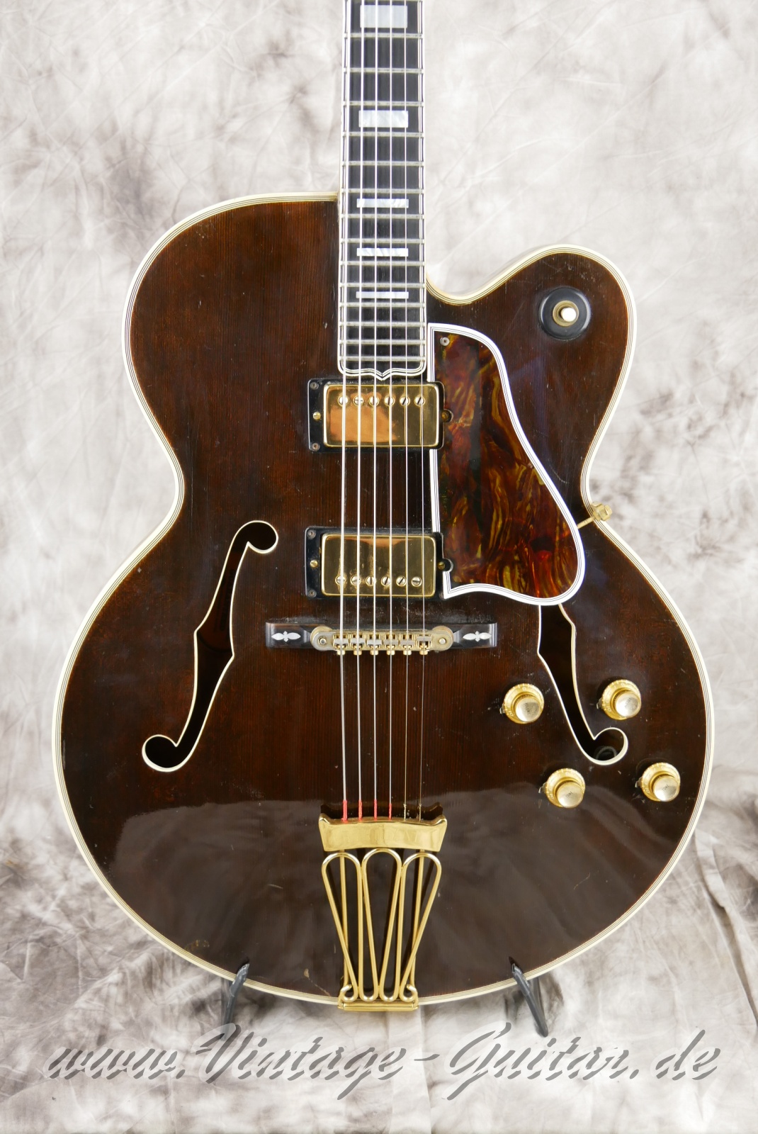 Gibson_Byrdland_venetian_cutaway_walnut_1969-007.JPG