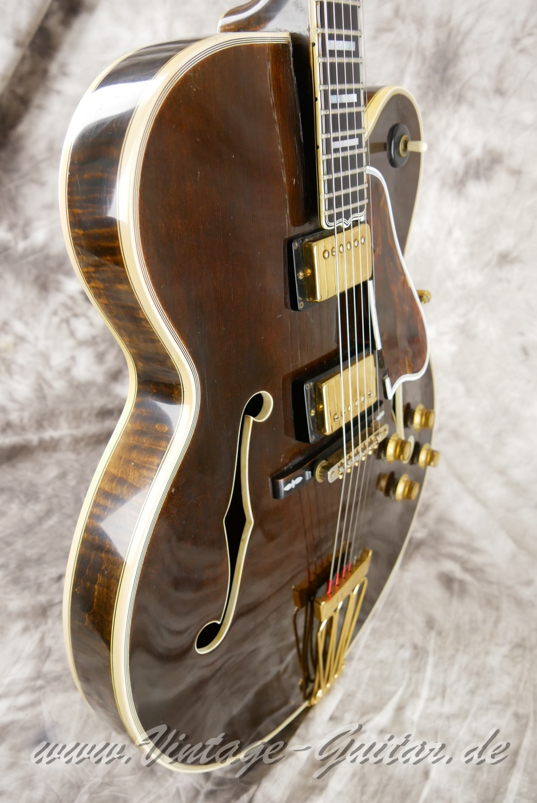 img/vintage/5642/Gibson_Byrdland_venetian_cutaway_walnut_1969-009.JPG