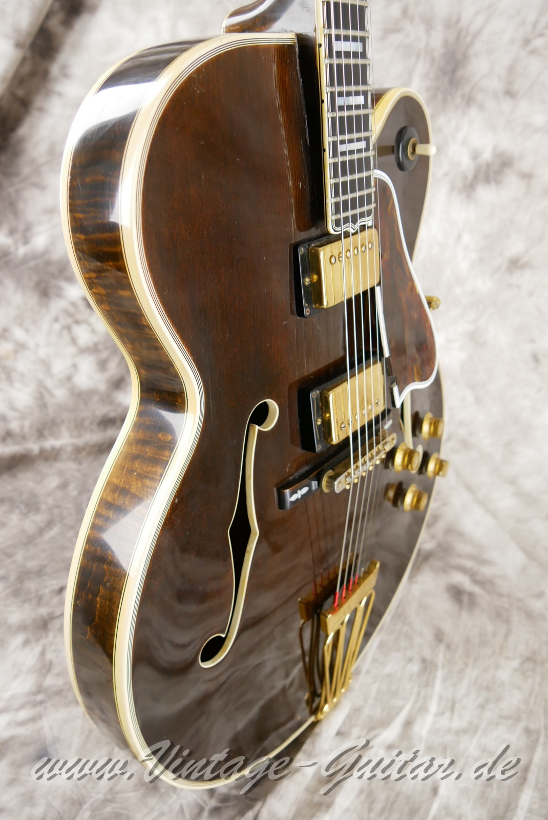 Gibson_Byrdland_venetian_cutaway_walnut_1969-009.JPG