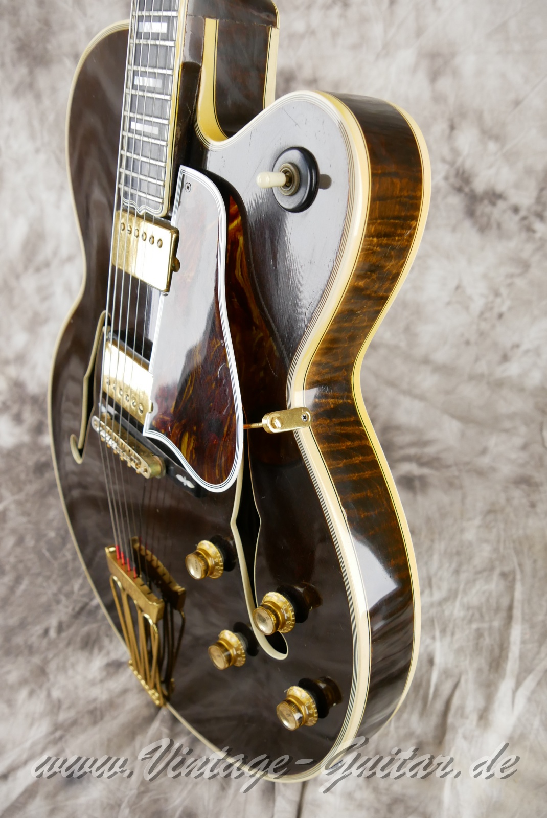 Gibson_Byrdland_venetian_cutaway_walnut_1969-010.JPG