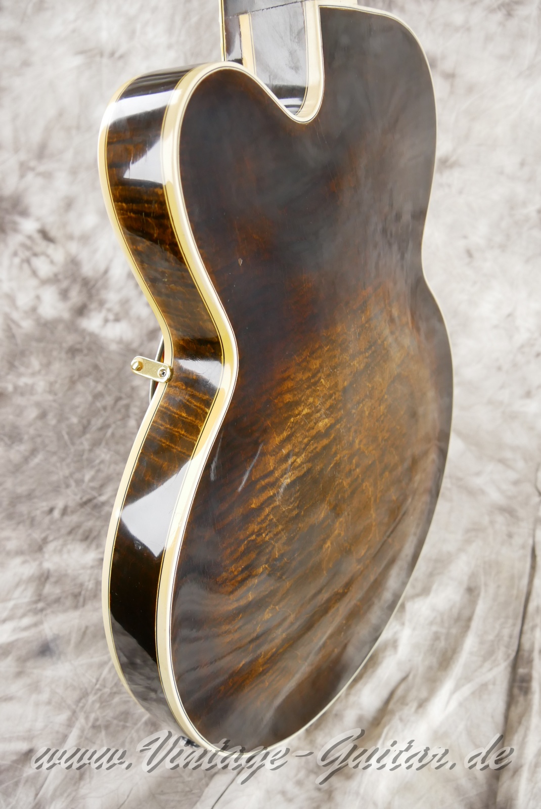 img/vintage/5642/Gibson_Byrdland_venetian_cutaway_walnut_1969-011.JPG