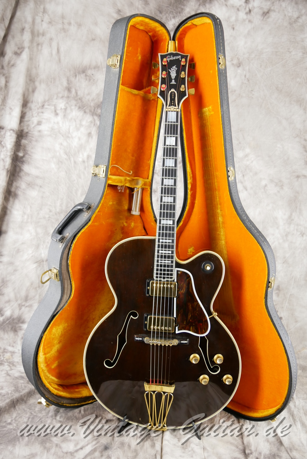 img/vintage/5642/Gibson_Byrdland_venetian_cutaway_walnut_1969-018.JPG