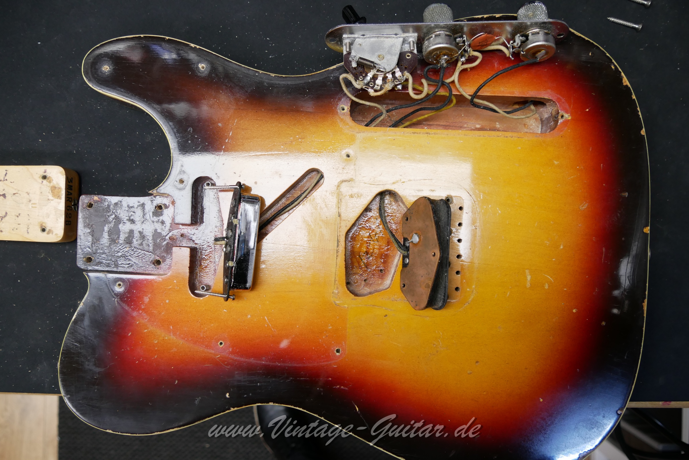 Fender_Telecaster_Custom_1961_1962_sunburst_all_original-020.JPG
