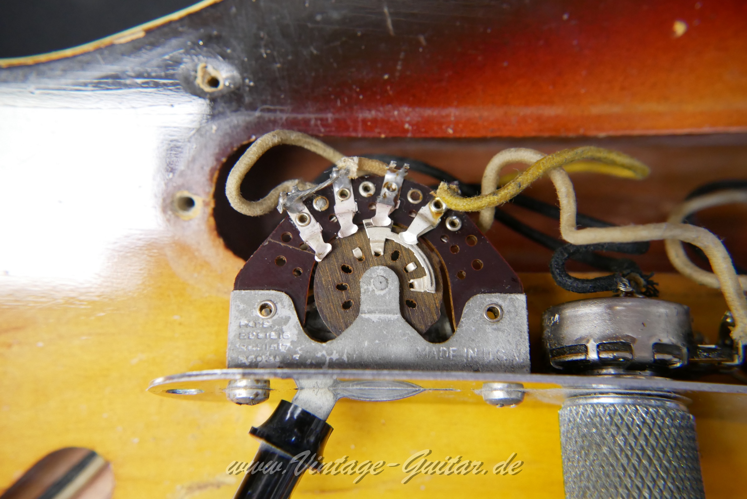 img/vintage/5661/Fender_Telecaster_Custom_1961_1962_sunburst_all_original-022.JPG