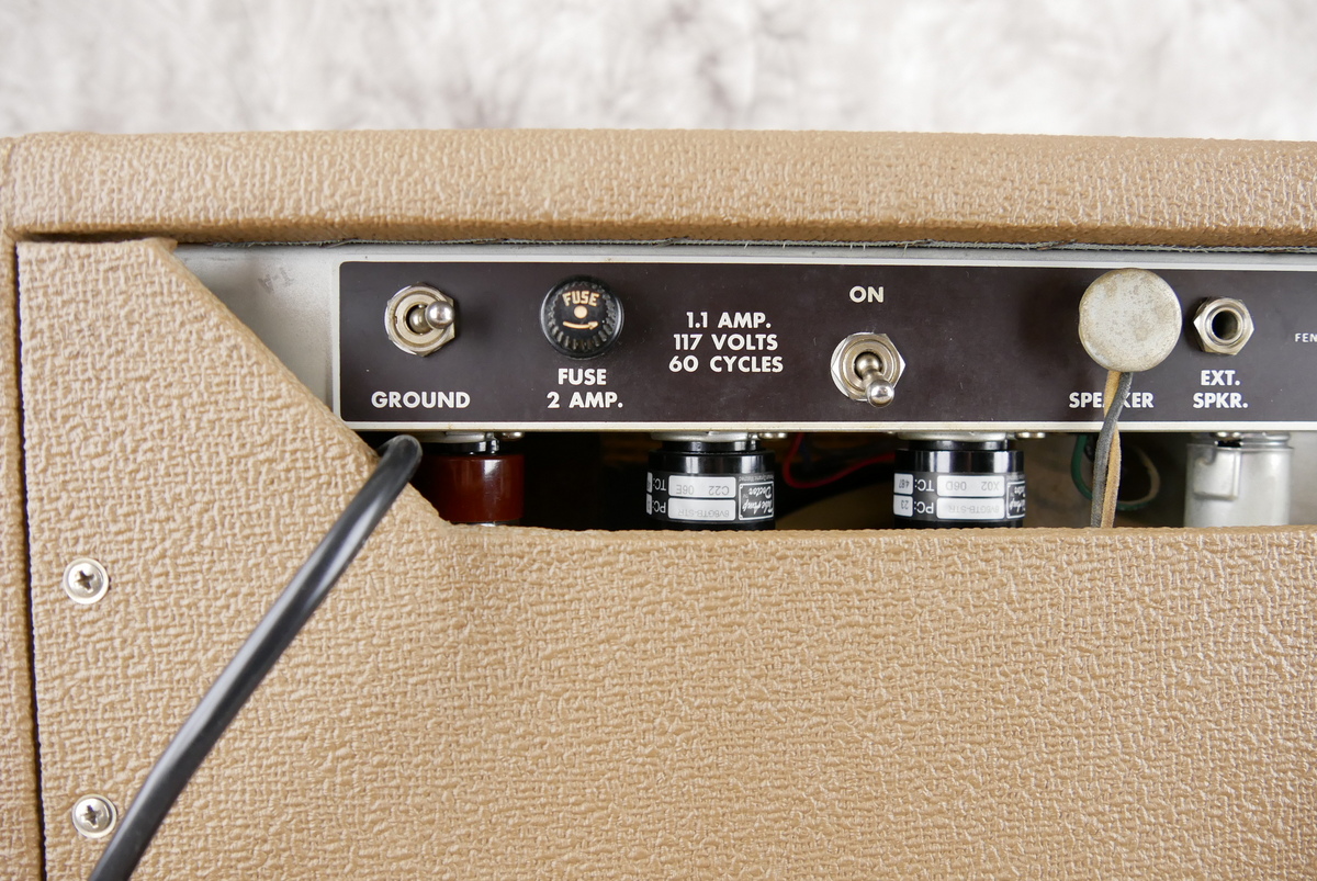 Fender_Deluxe_Amp_brownface_1962-008.JPG