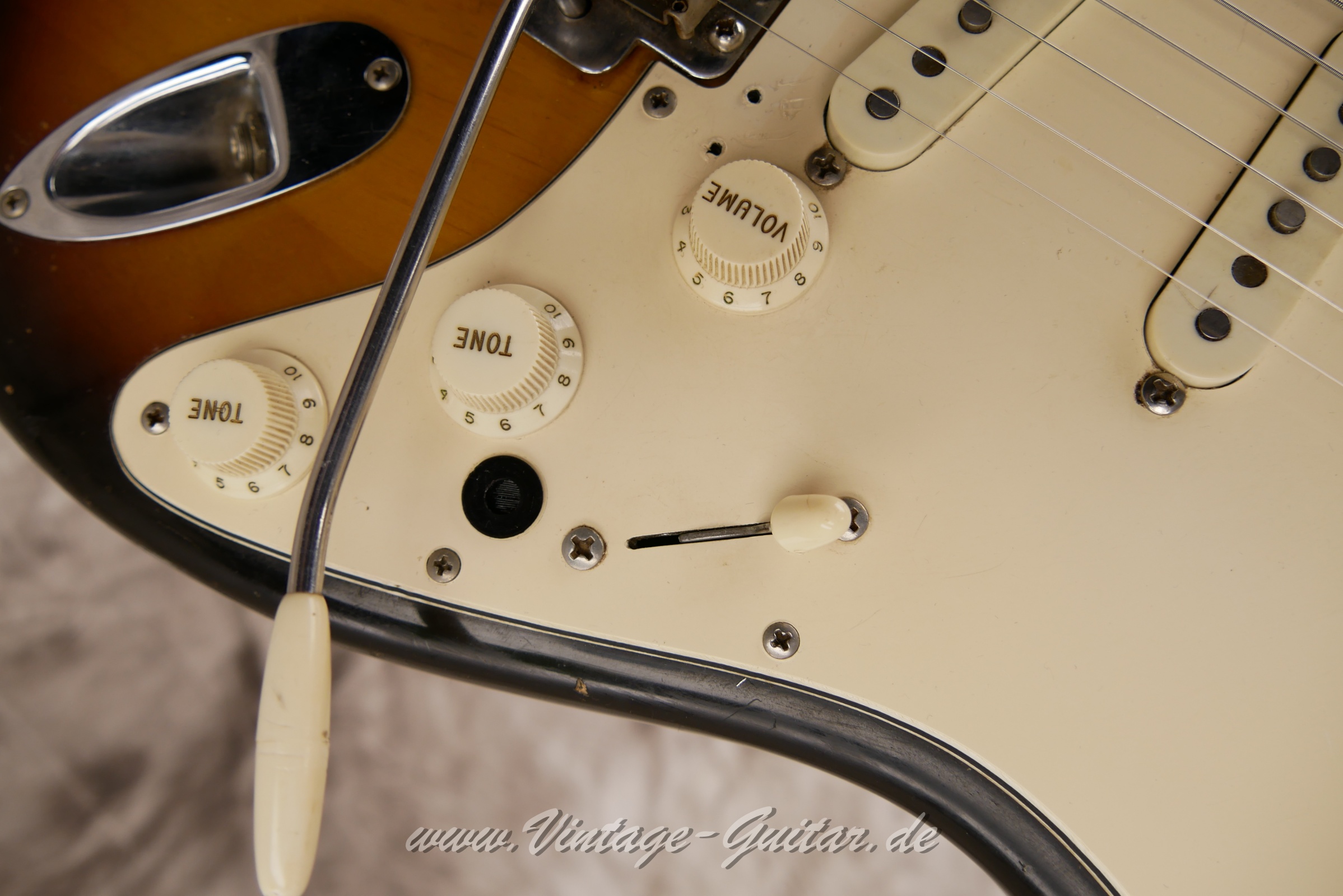 Fender_Stratocaster_sunburst_4hole_1971-017.JPG