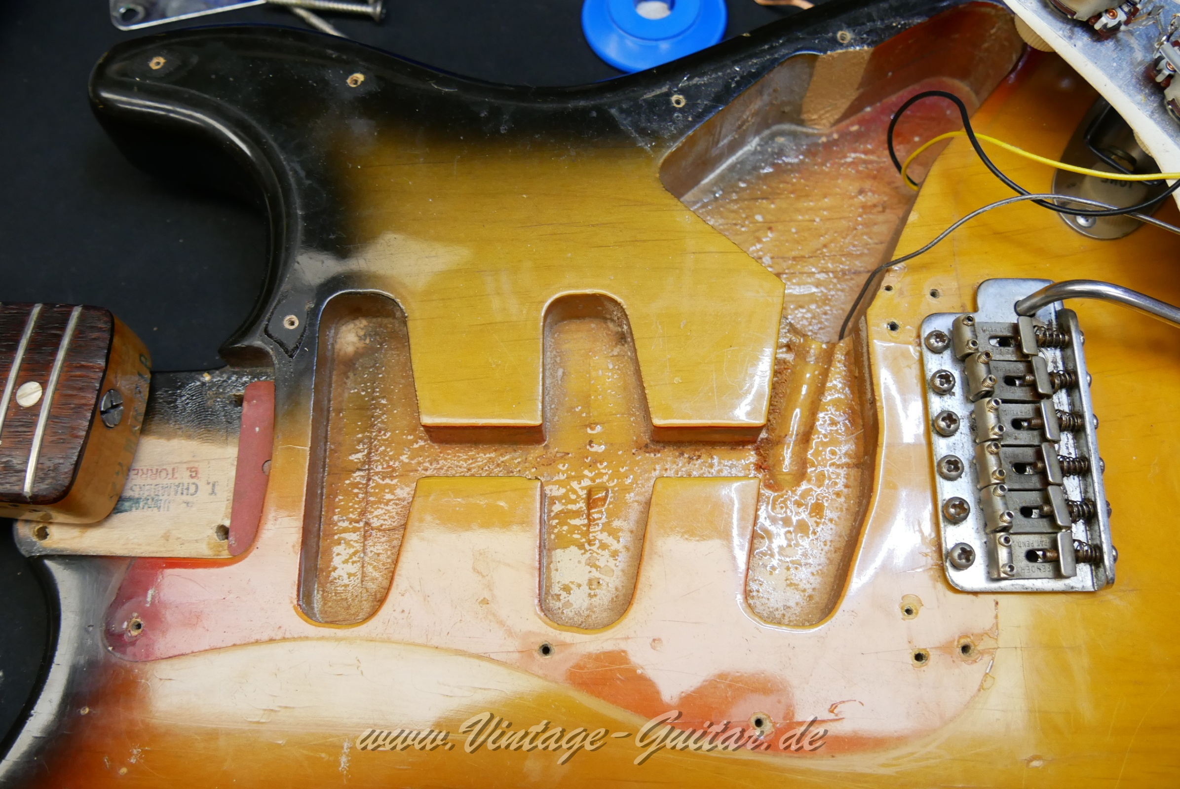 Fender_Stratocaster_sunburst_4hole_1971-019.JPG