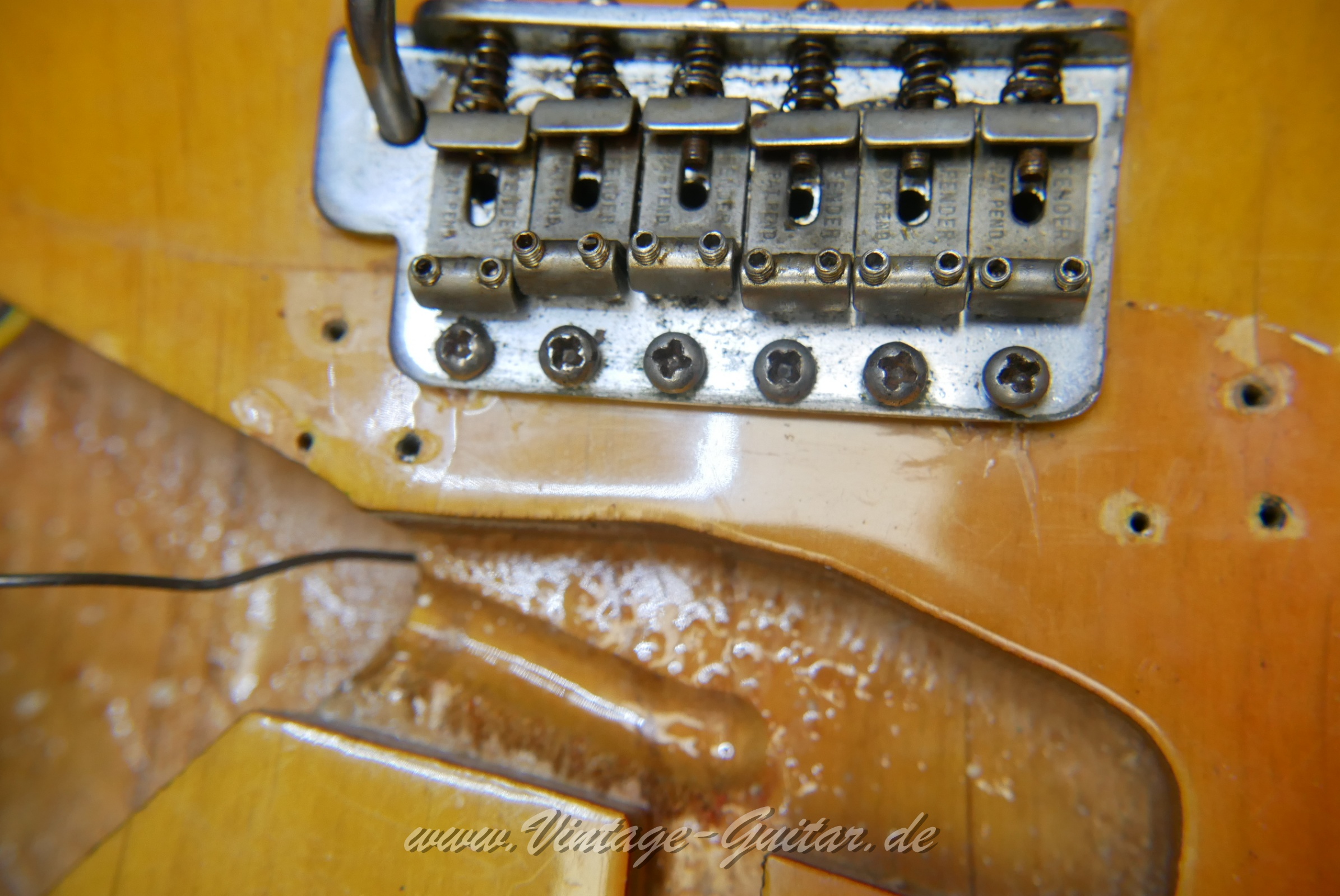 Fender_Stratocaster_sunburst_4hole_1971-028.JPG