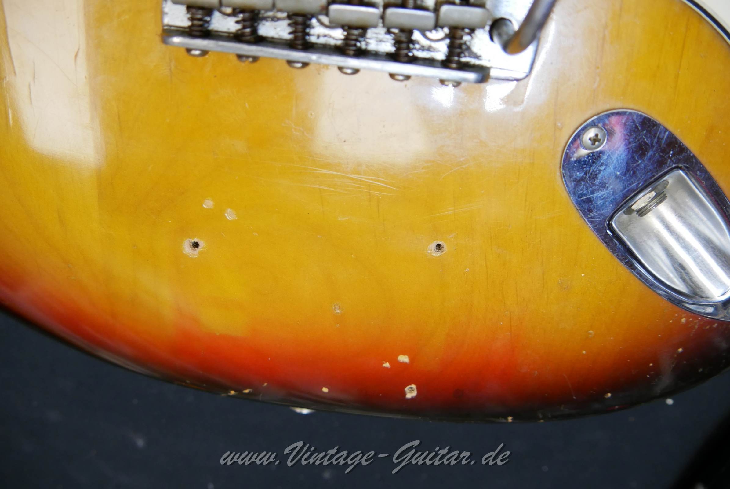 Fender_Stratocaster_sunburst_4hole_1971-031.JPG