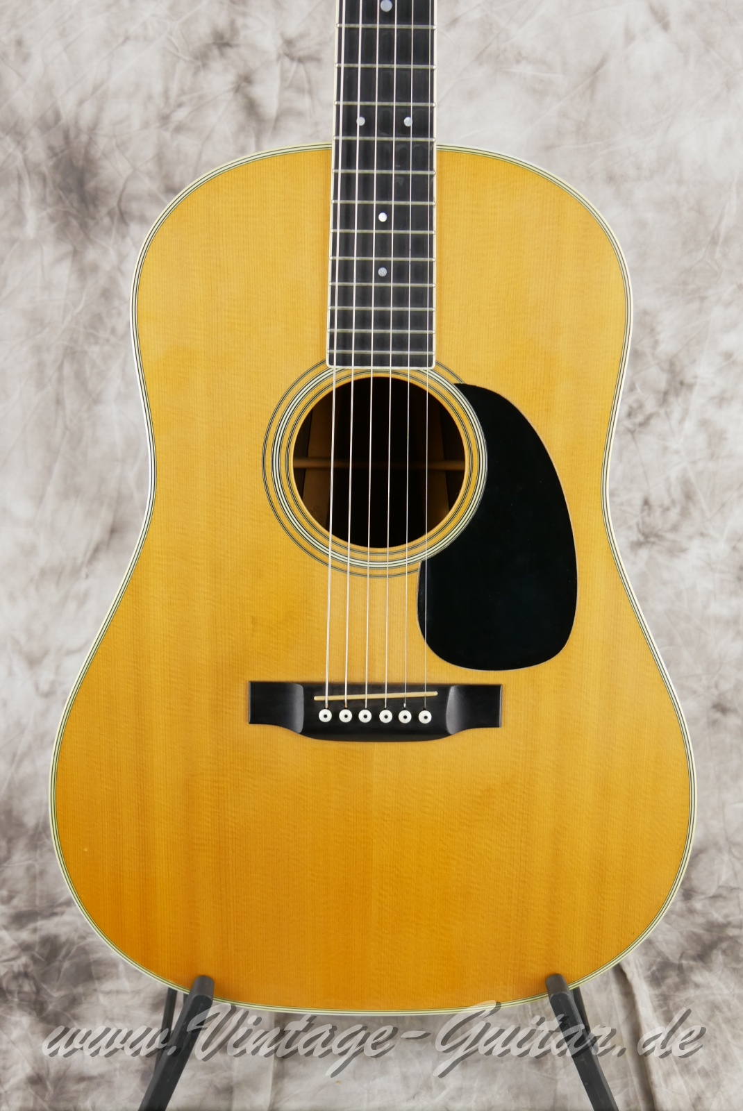 img/vintage/5668/Martin_D_35_S_slotted_headstock_natural_1975-007.JPG