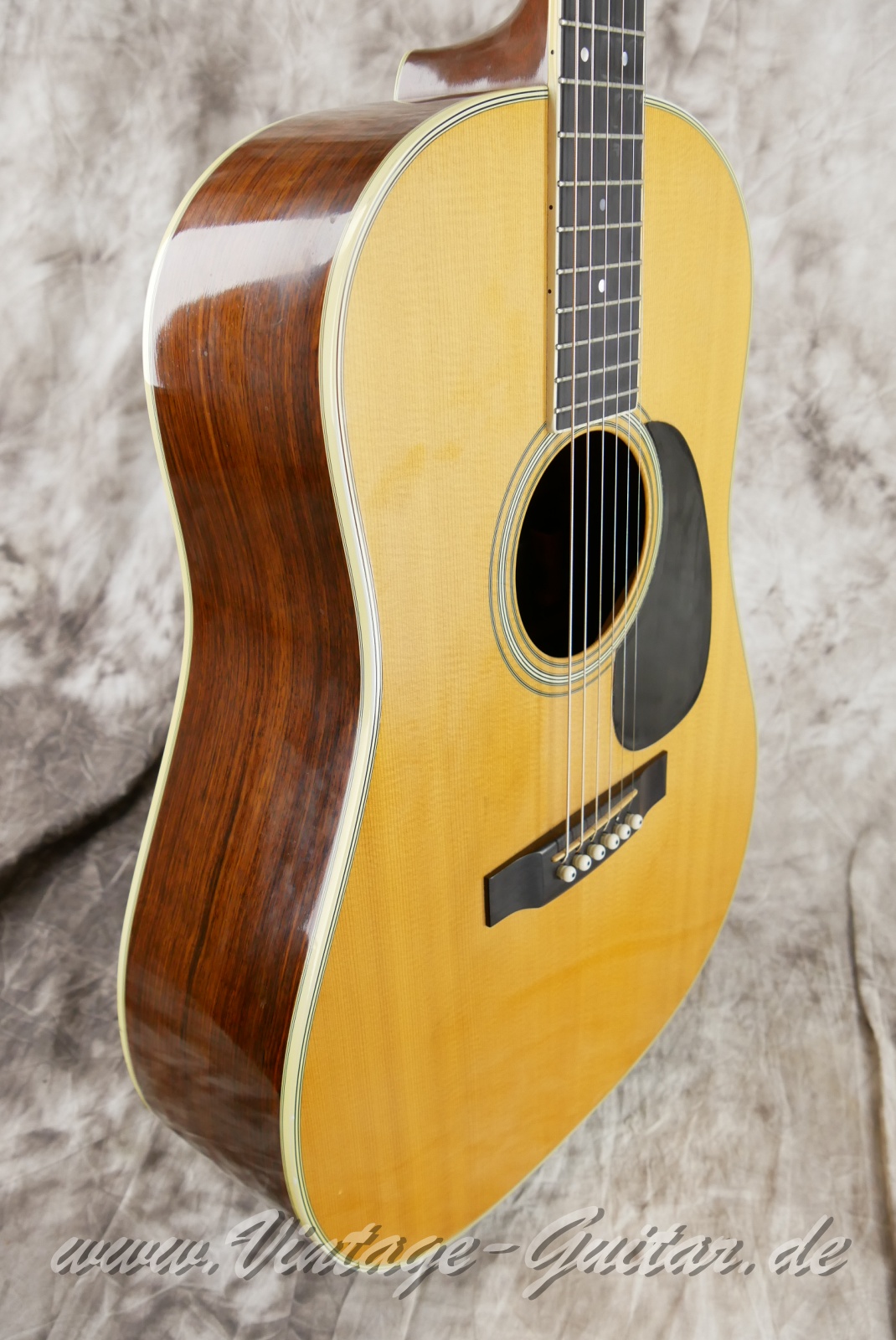 img/vintage/5668/Martin_D_35_S_slotted_headstock_natural_1975-009.JPG