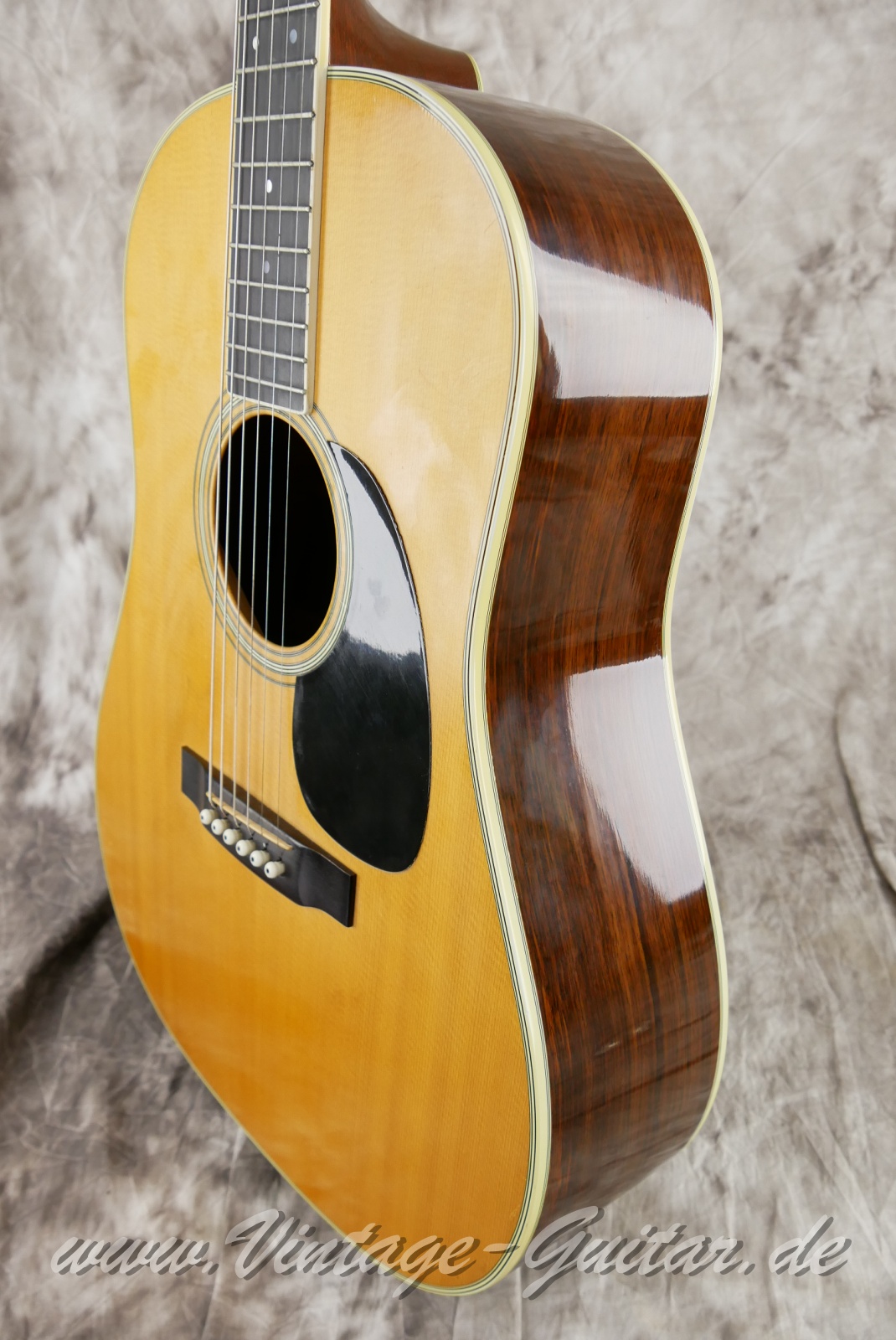 img/vintage/5668/Martin_D_35_S_slotted_headstock_natural_1975-010.JPG