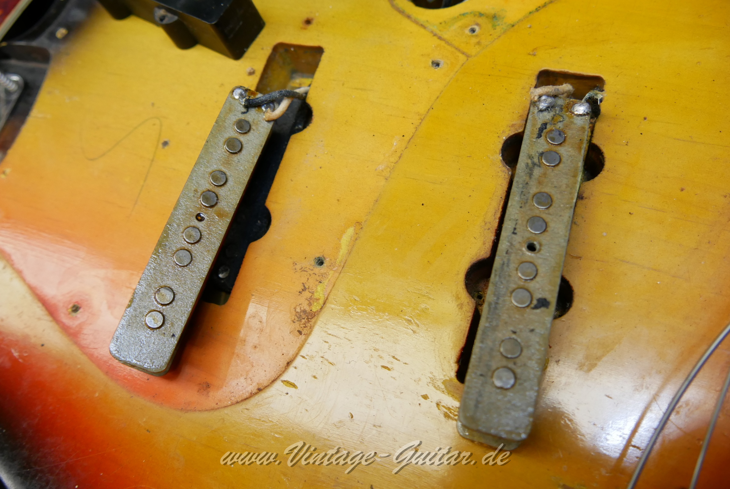 Fender_Jazz_Bass_sunburst_1964-018.JPG