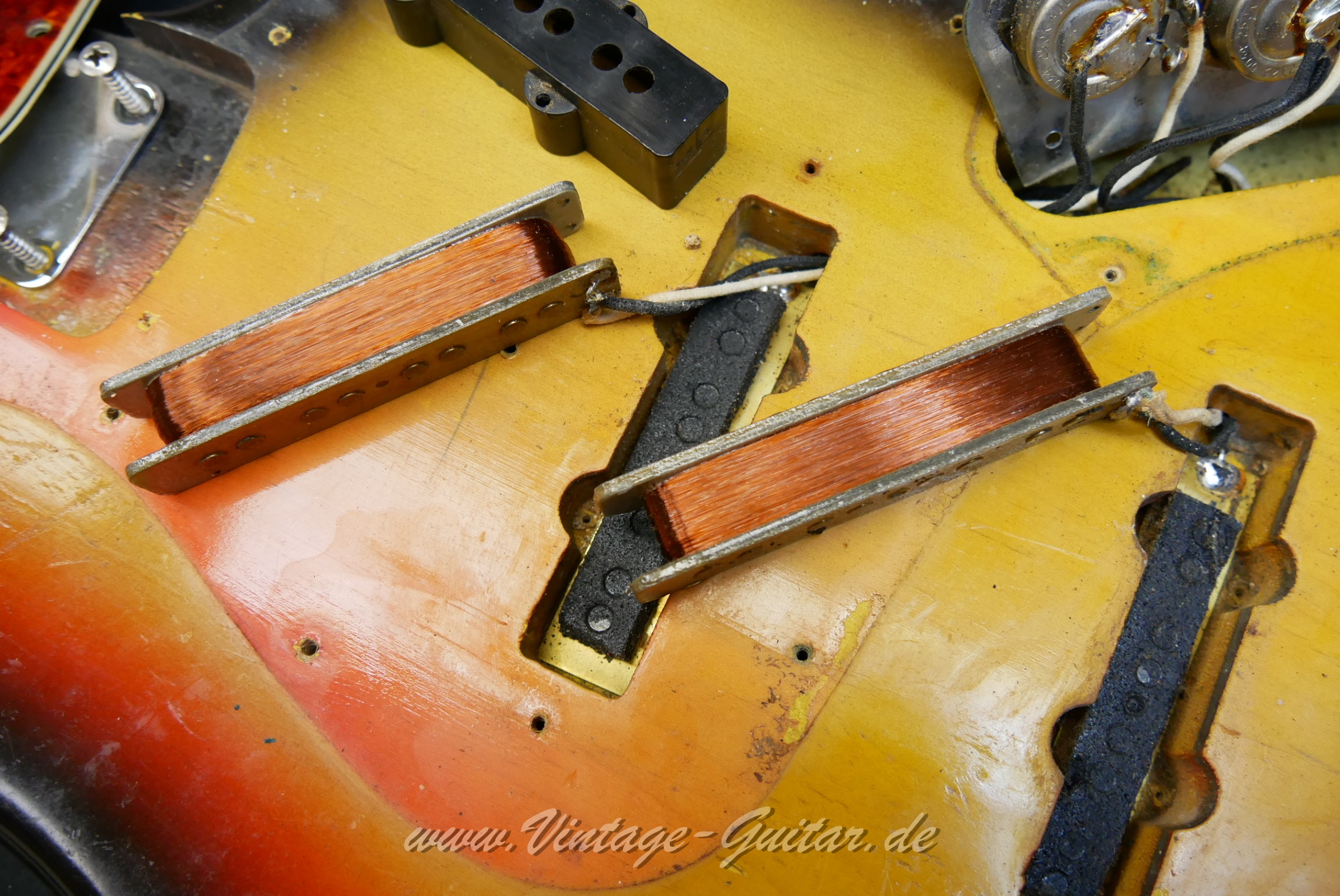 Fender_Jazz_Bass_sunburst_1964-019.JPG