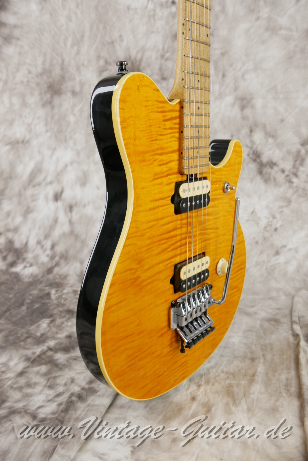 MusicMan-Earnie-Ball-Van-Halen-Signature-1991-gold-translucent-009.jpg