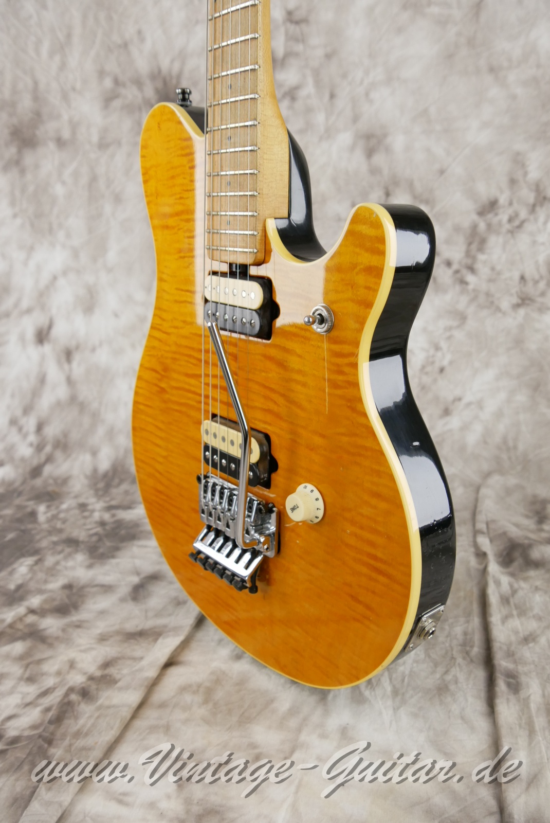 MusicMan-Earnie-Ball-Van-Halen-Signature-1991-gold-translucent-010.jpg