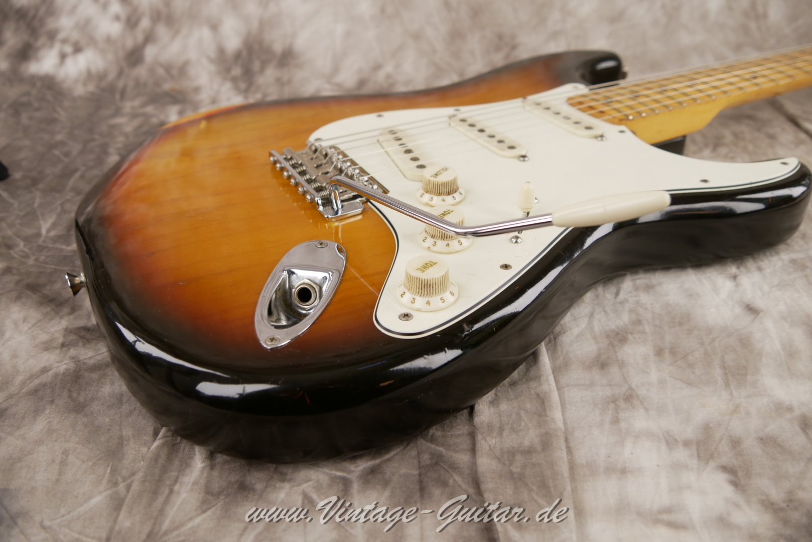 Fender-Stratocaster-1974-sunburst-017.JPG
