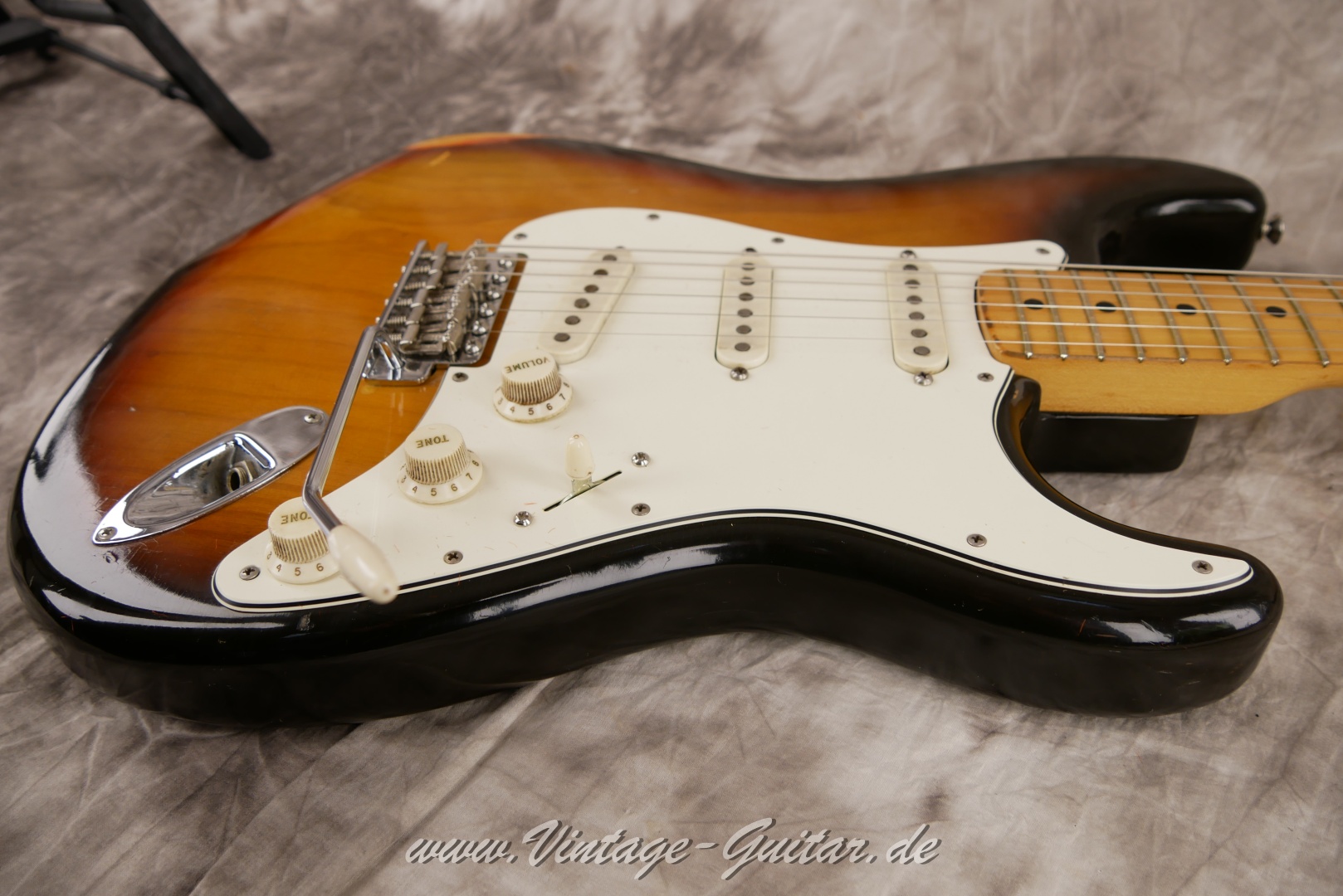 Fender-Stratocaster-1974-sunburst-019.JPG