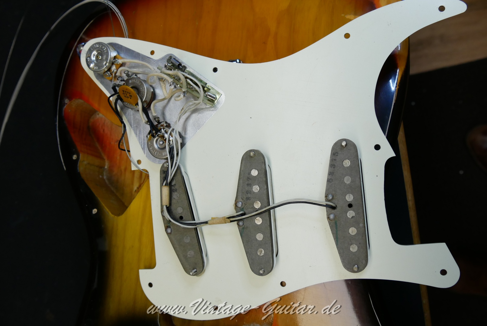 Fender-Stratocaster-1974-sunburst-029.JPG