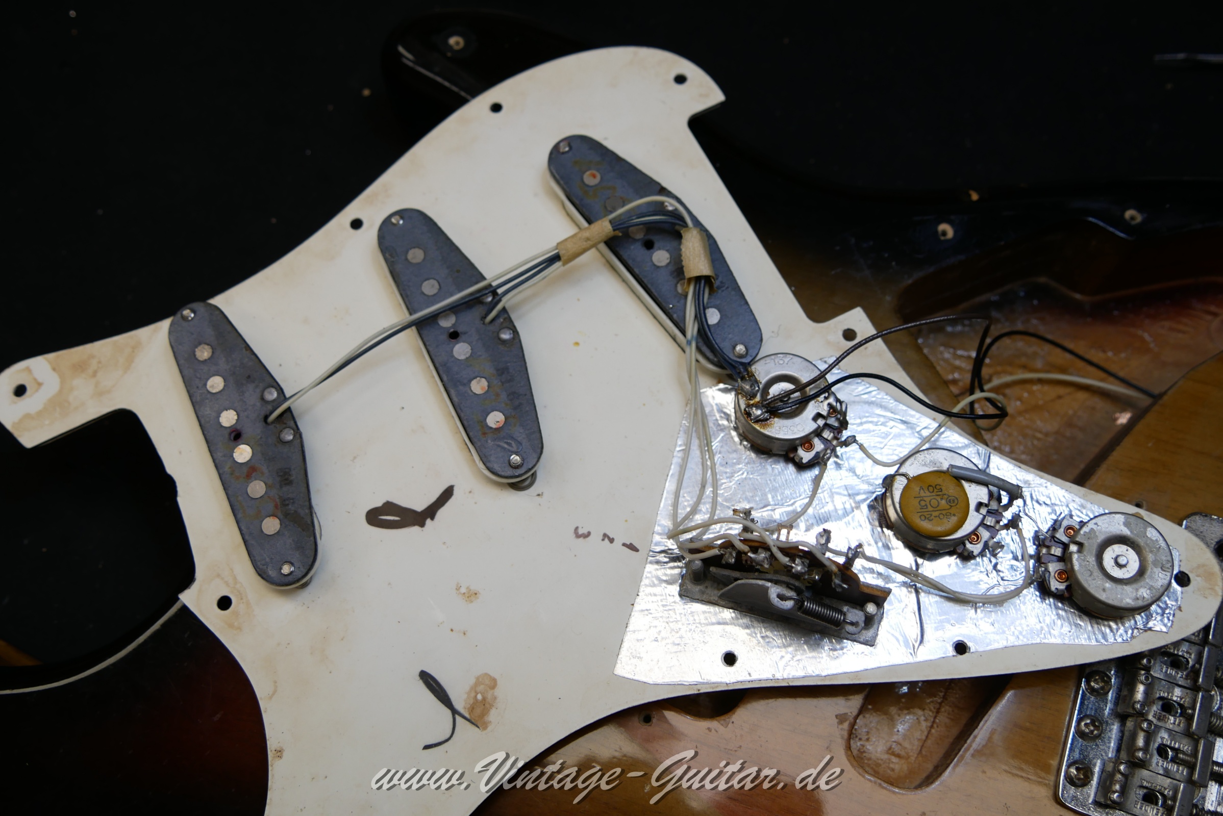 Fender_Startocaster_Baujahr_1971_USA_sunburst_all_original-017.JPG