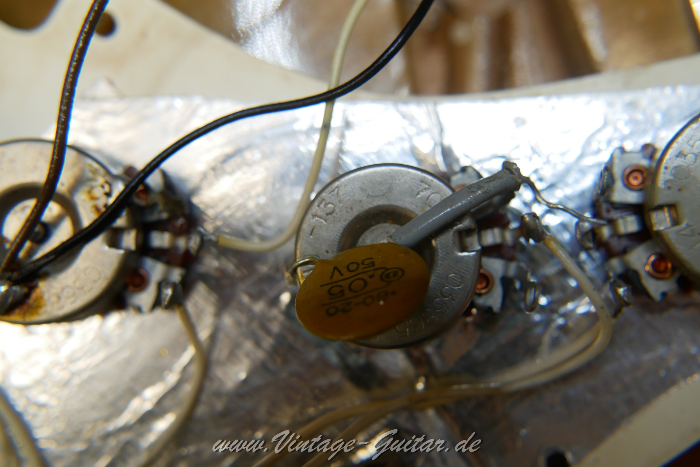 img/vintage/5690/Fender_Startocaster_Baujahr_1971_USA_sunburst_all_original-024.JPG