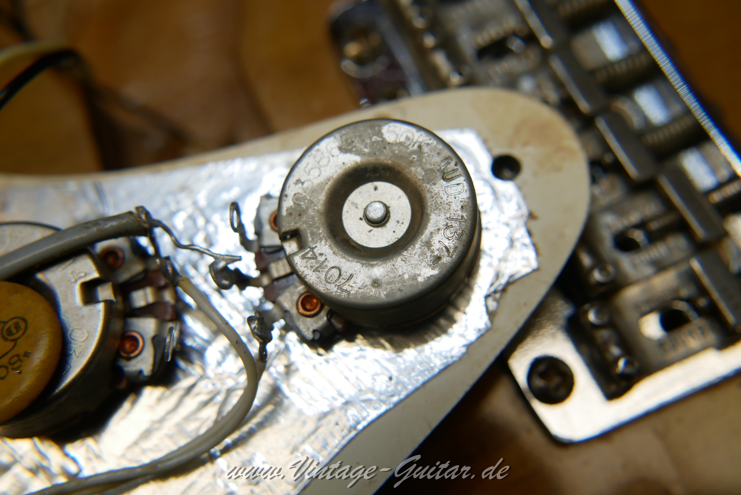 img/vintage/5690/Fender_Startocaster_Baujahr_1971_USA_sunburst_all_original-025.JPG