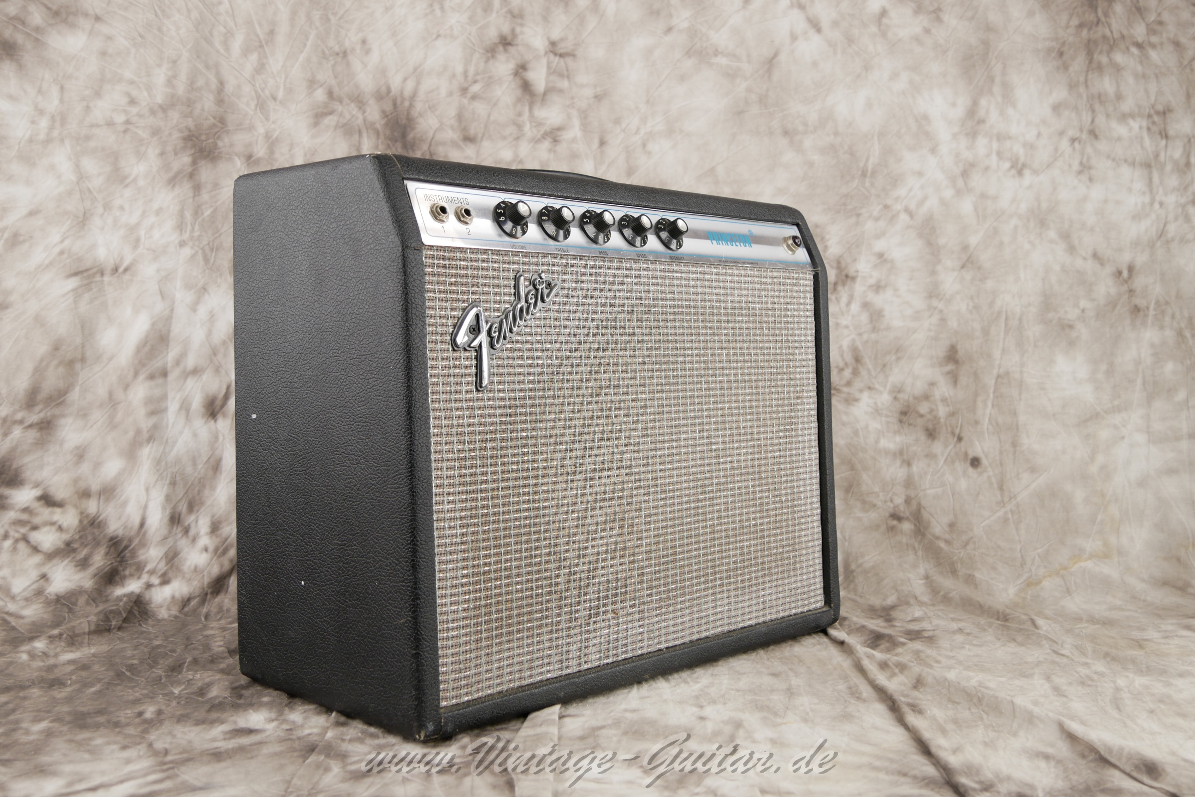 img/vintage/5692/Fender_Princeton_Silverface_1973_black_tolex_all_original_12Watt-003.jpg