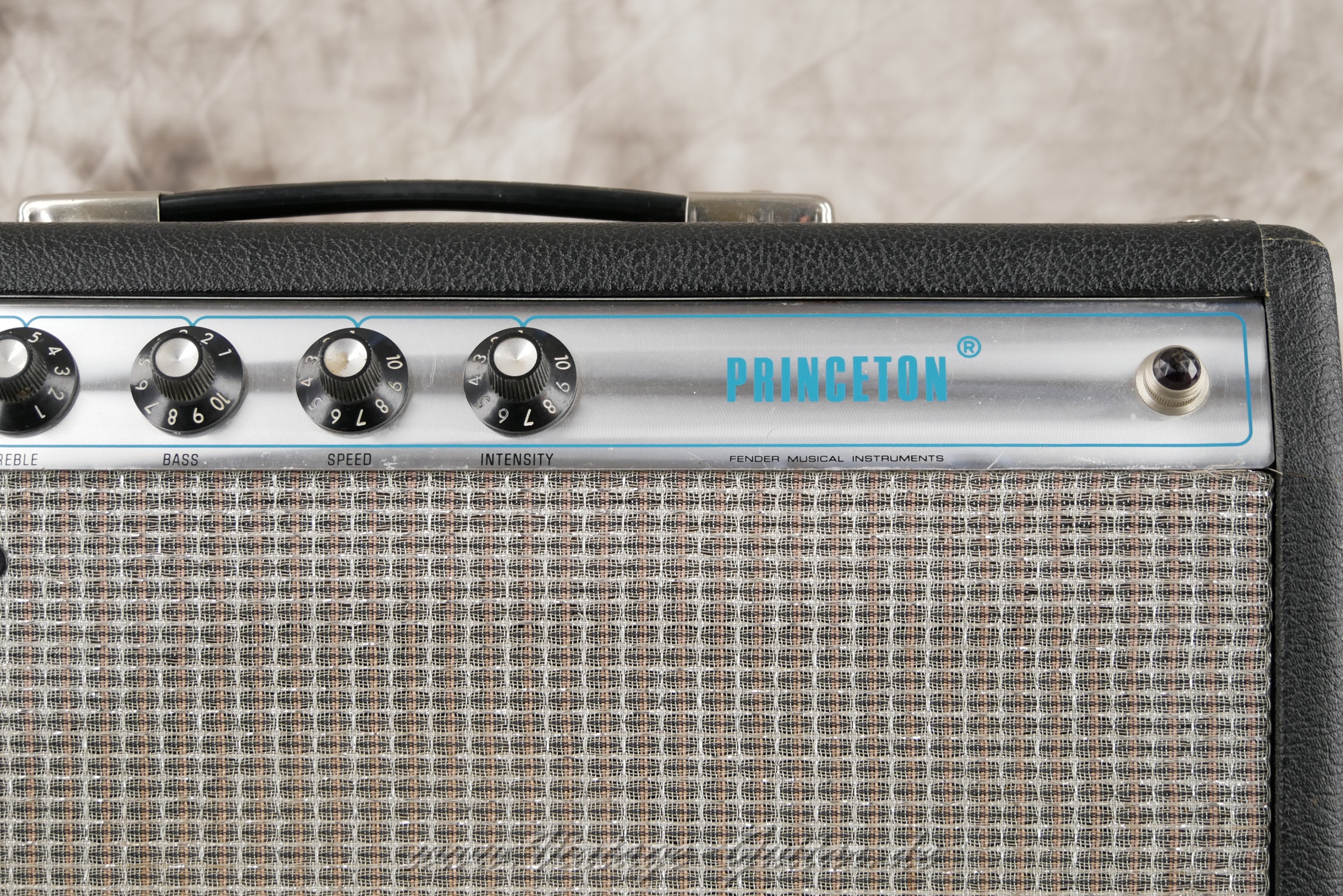 img/vintage/5692/Fender_Princeton_Silverface_1973_black_tolex_all_original_12Watt-008.jpg