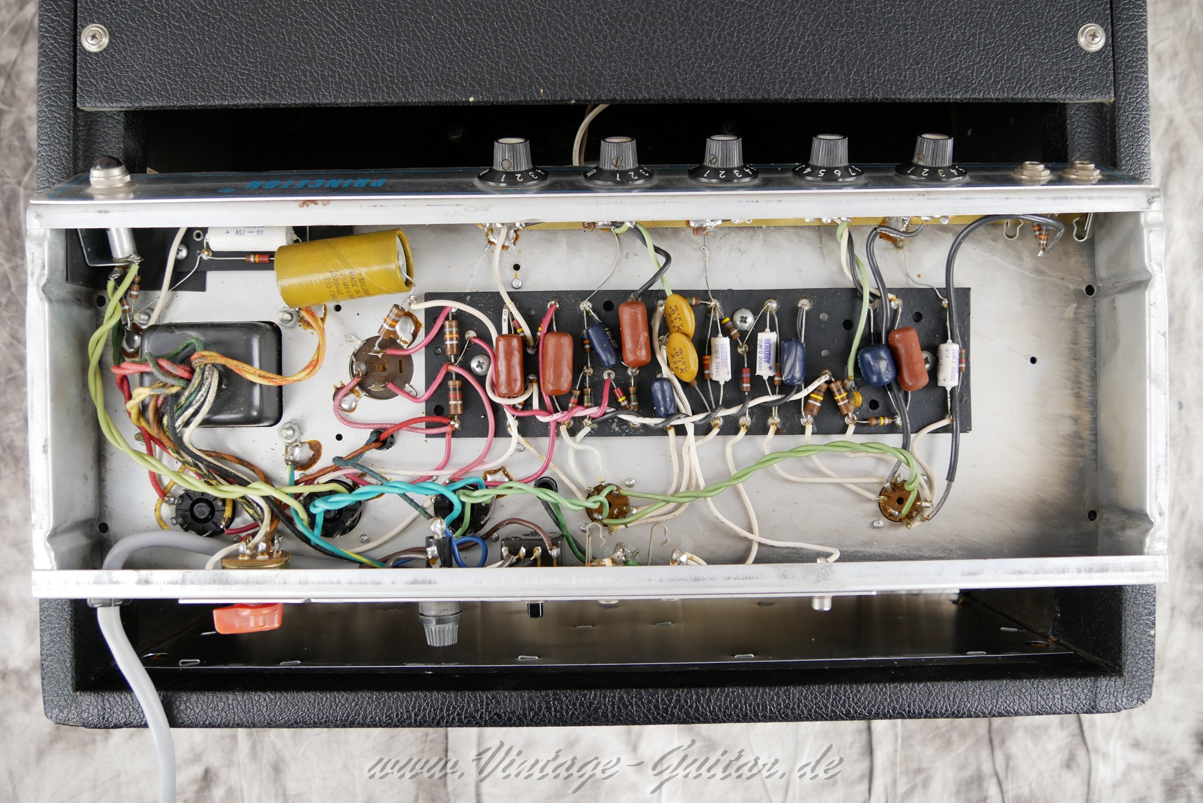 img/vintage/5692/Fender_Princeton_Silverface_1973_black_tolex_all_original_12Watt-012.jpg