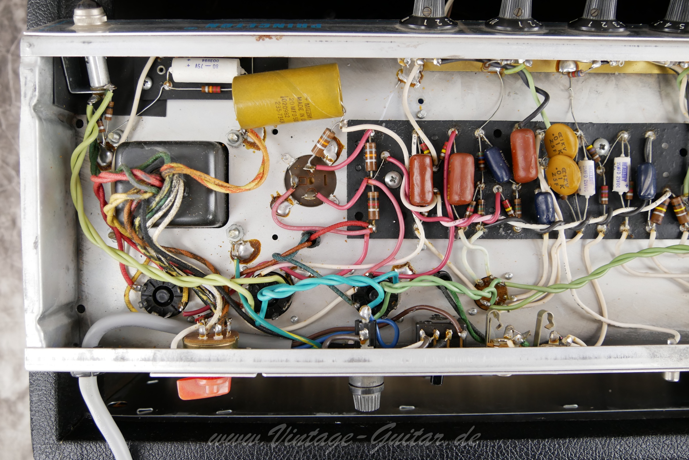 img/vintage/5692/Fender_Princeton_Silverface_1973_black_tolex_all_original_12Watt-015.jpg