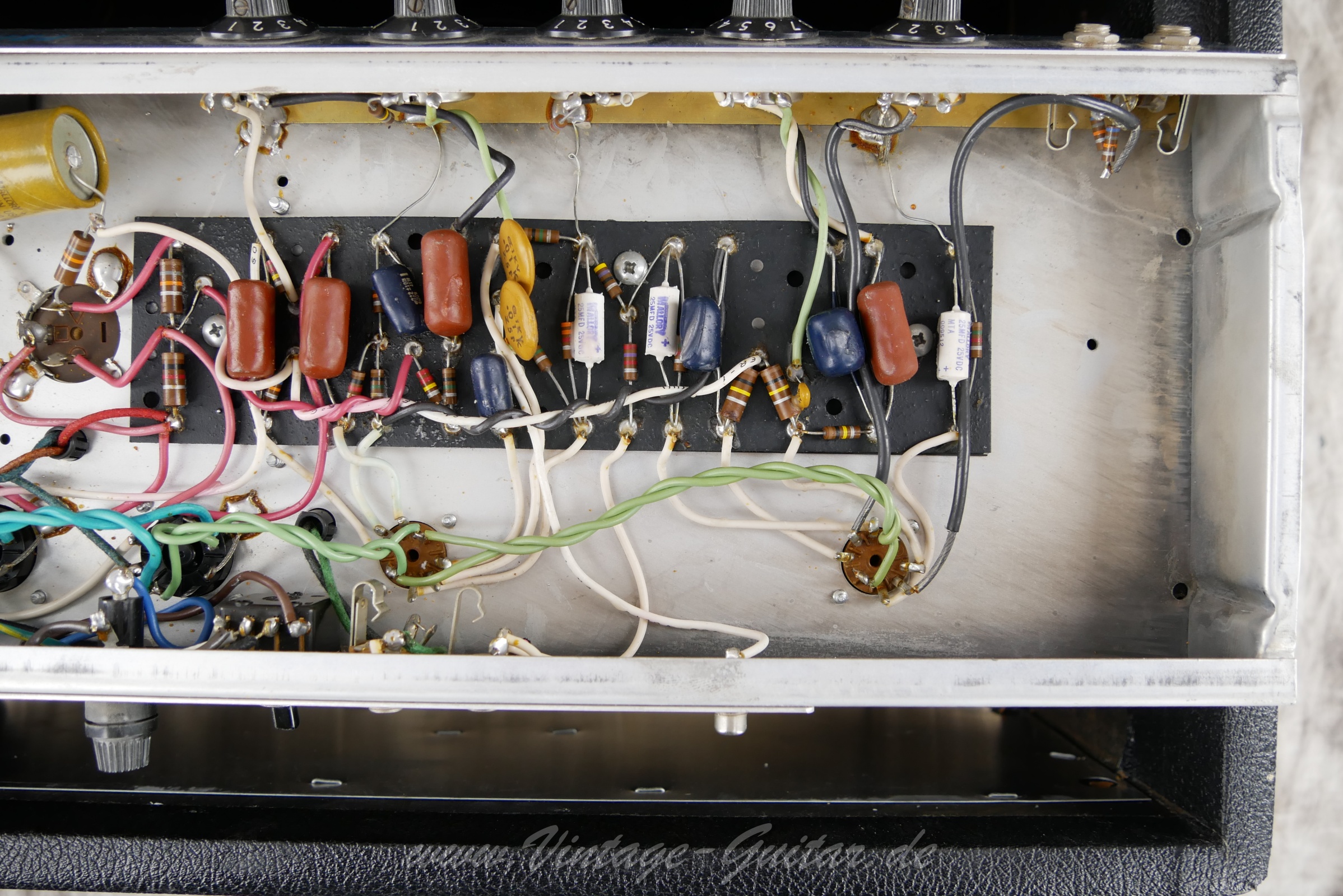 img/vintage/5692/Fender_Princeton_Silverface_1973_black_tolex_all_original_12Watt-016.jpg