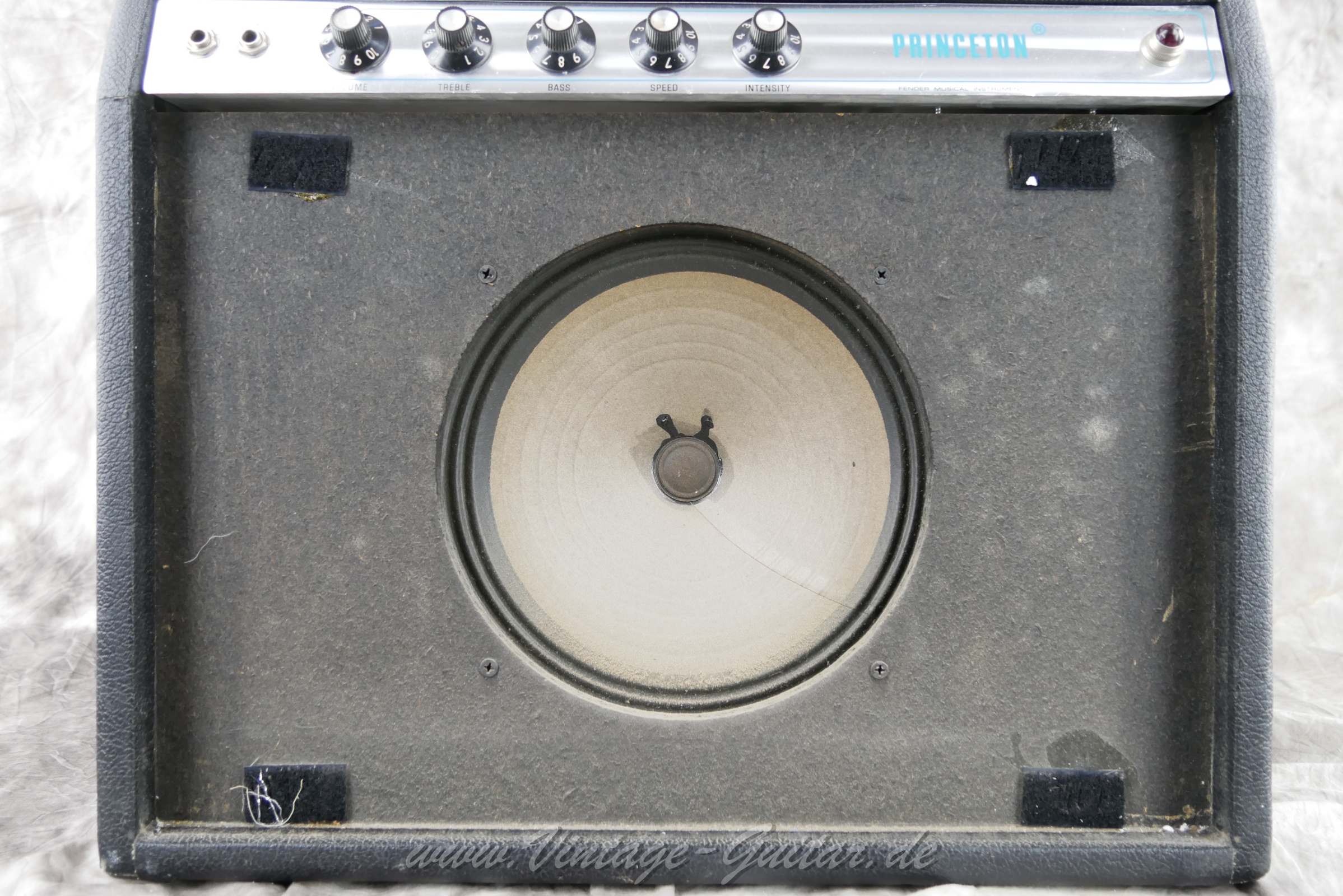 img/vintage/5692/Fender_Princeton_Silverface_1973_black_tolex_all_original_12Watt-025.jpg