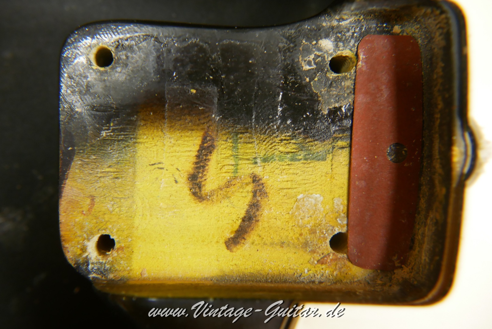 img/vintage/5699/Fender_Stratocaster_1967_sunburst_all_original-_rosewood_neck-018.JPG