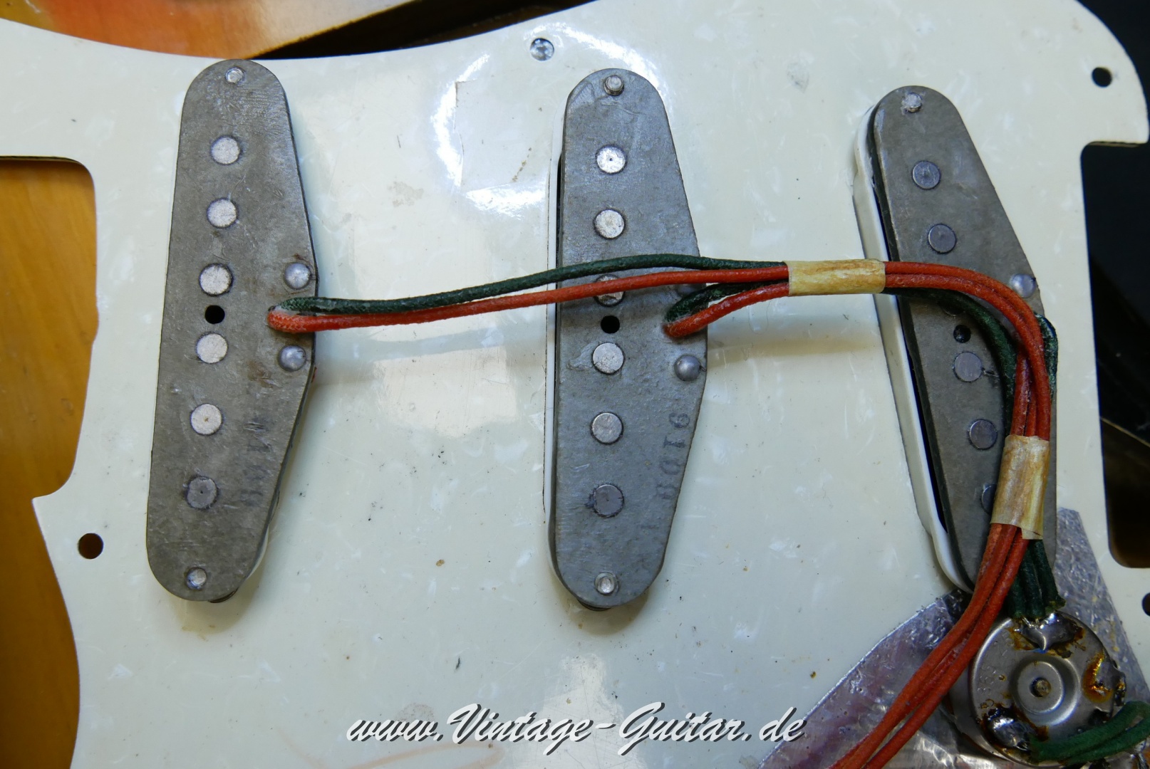 img/vintage/5699/Fender_Stratocaster_1967_sunburst_all_original-_rosewood_neck-023.JPG