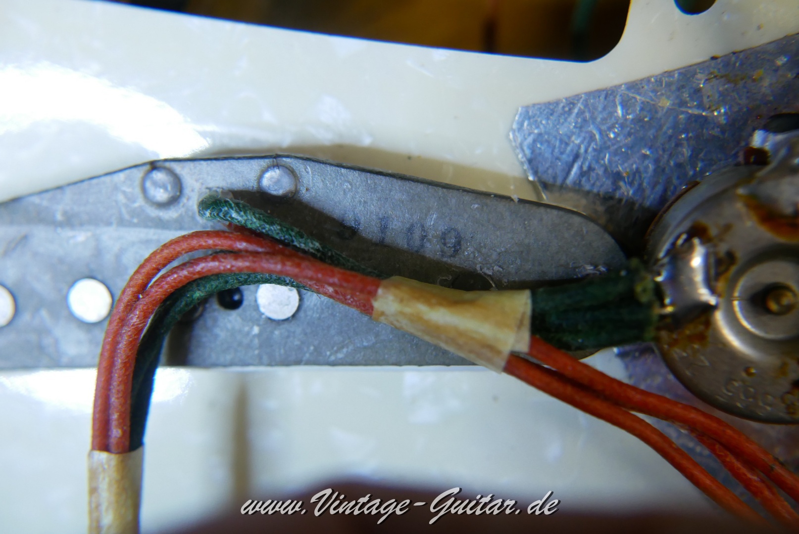 img/vintage/5699/Fender_Stratocaster_1967_sunburst_all_original-_rosewood_neck-024.JPG