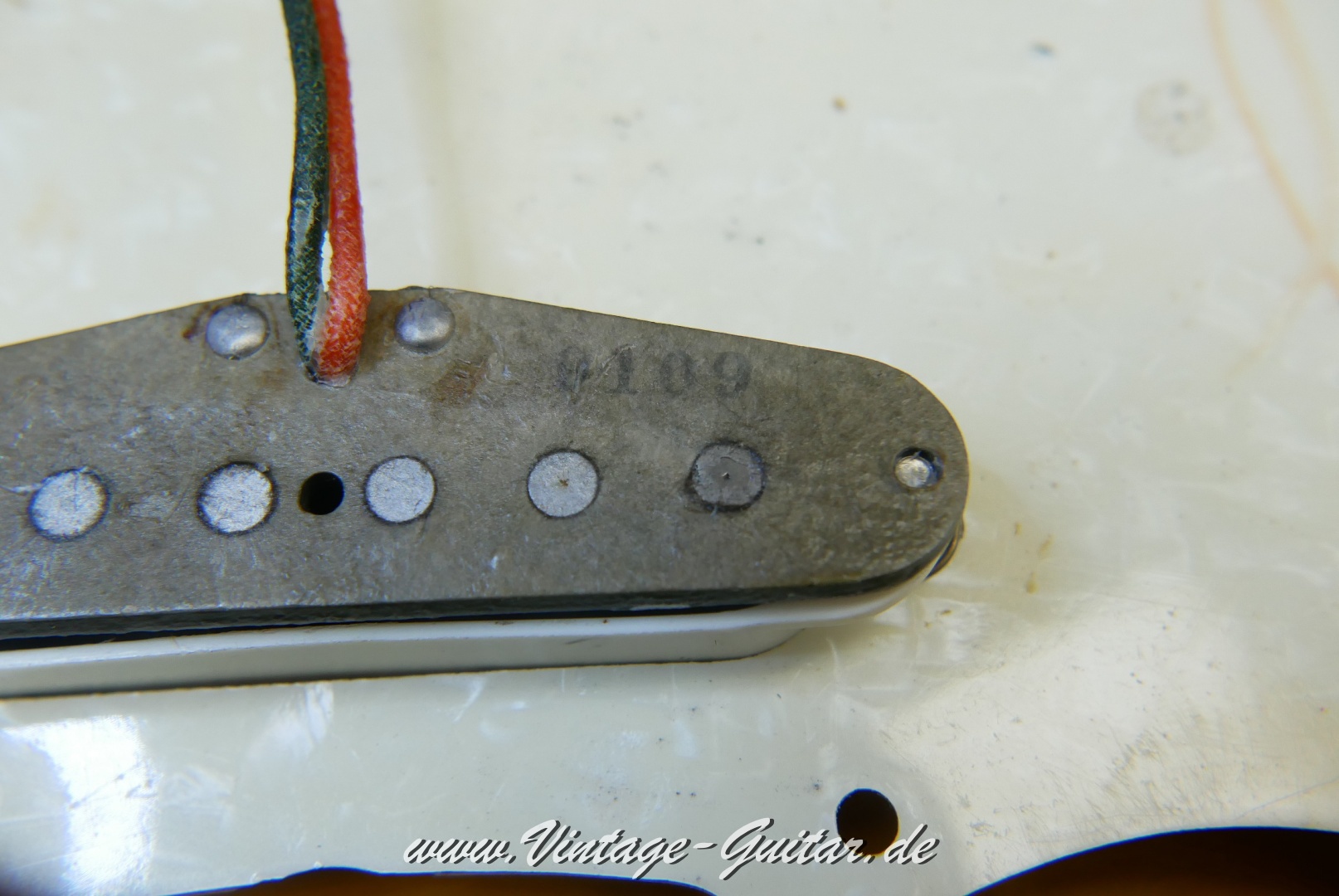 img/vintage/5699/Fender_Stratocaster_1967_sunburst_all_original-_rosewood_neck-026.JPG