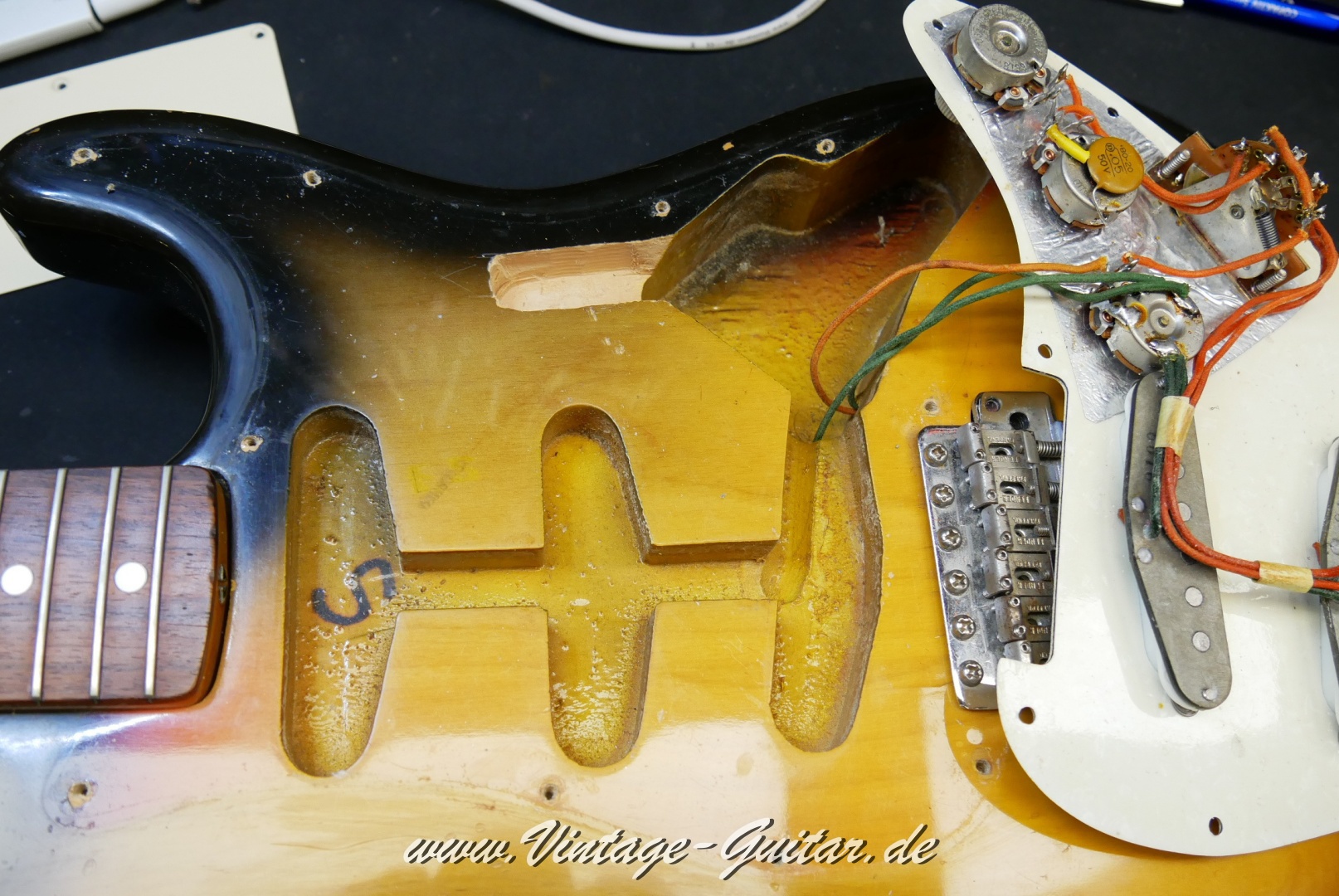img/vintage/5699/Fender_Stratocaster_1967_sunburst_all_original-_rosewood_neck-030.JPG