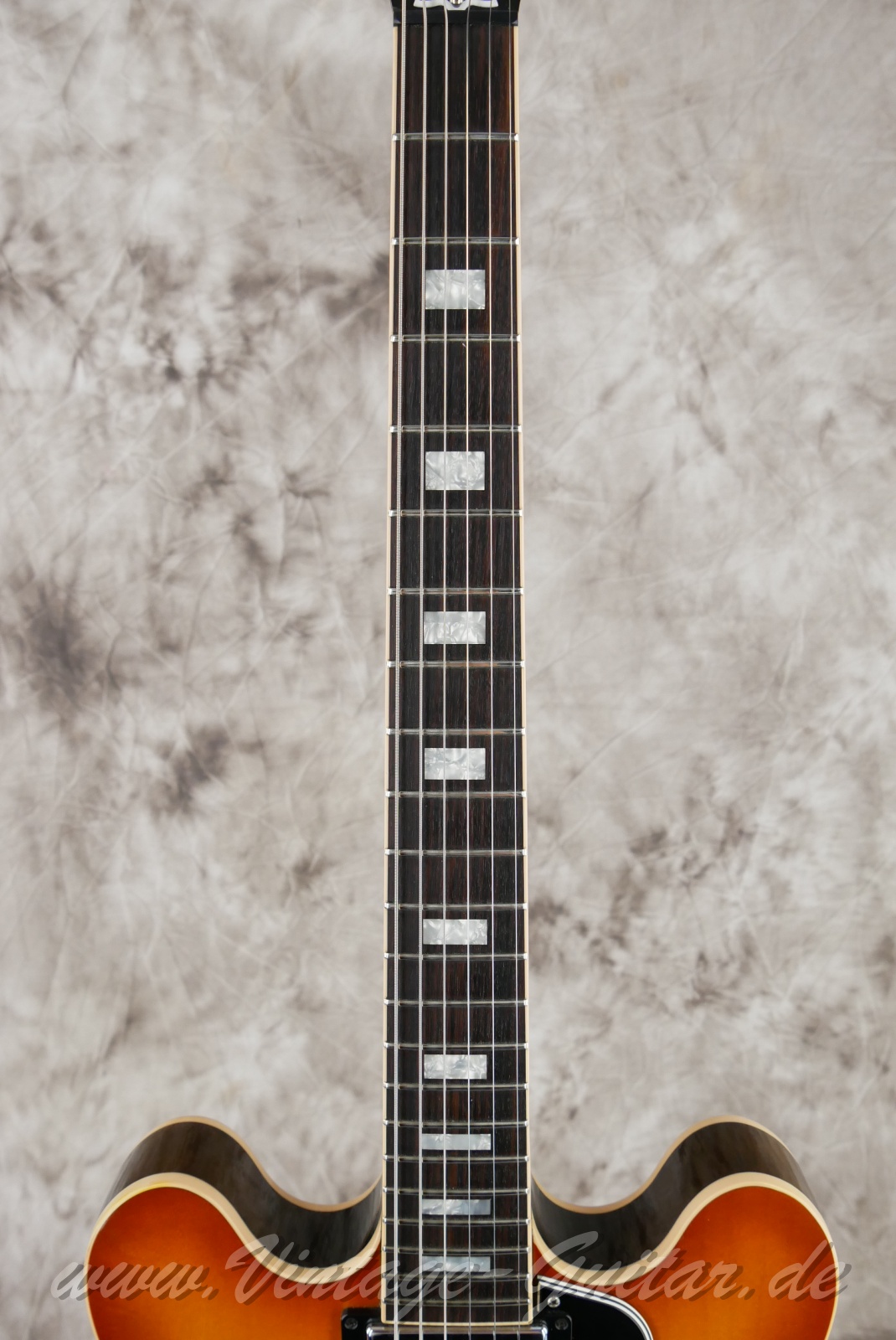 img/vintage/5704/Gibson_ES_335_larry_carlton_2005_MR335_vintage_sunburst-027.jpg