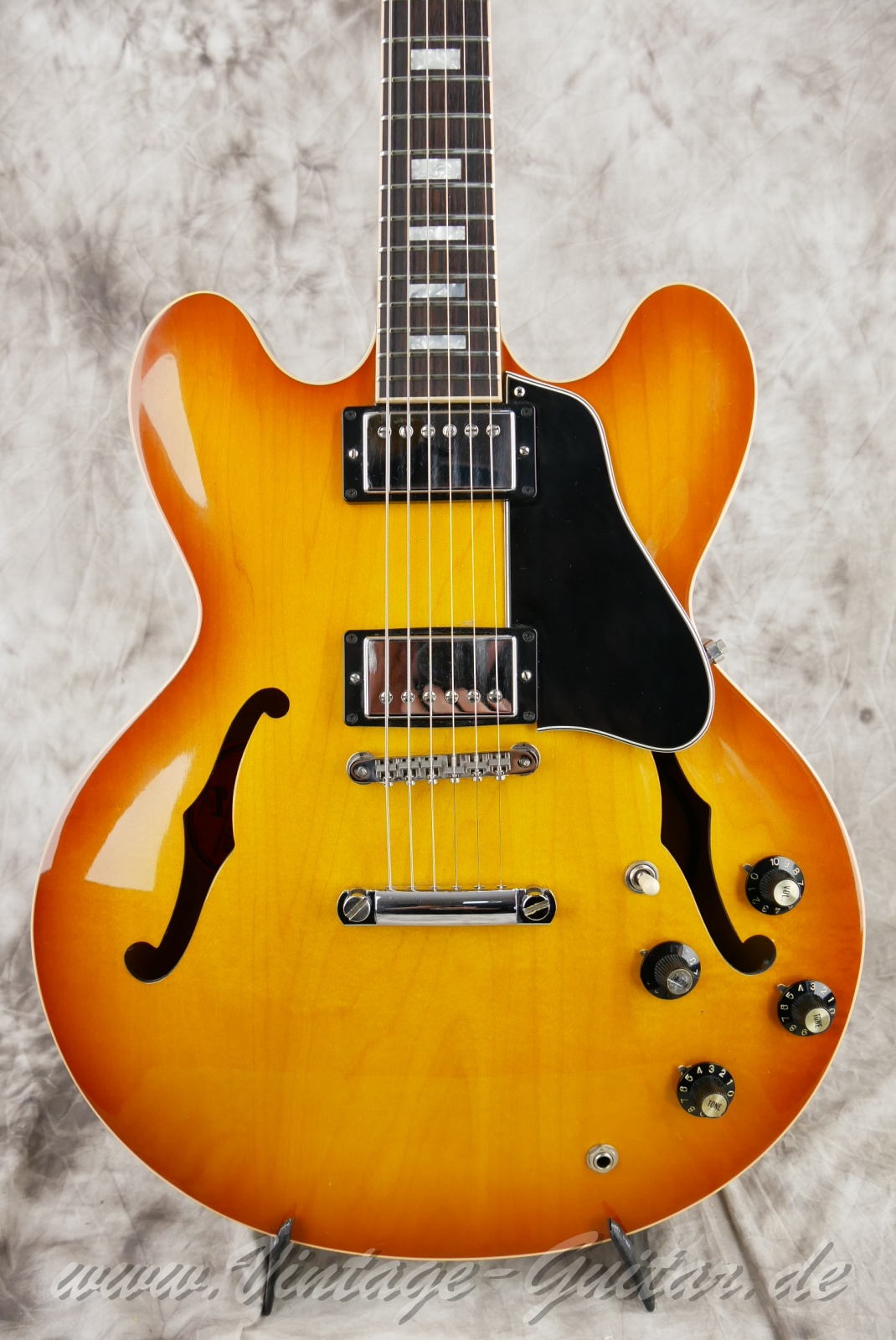 img/vintage/5704/Gibson_ES_335_larry_carlton_2005_MR335_vintage_sunburst-029.jpg