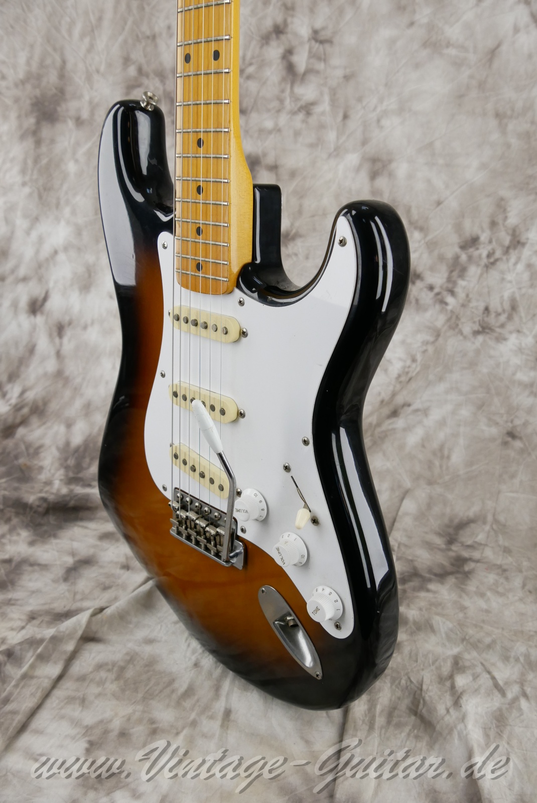Squier-Stratocaster-JV-Series-first-series-1982-two-tone-sunburst-010.jpg