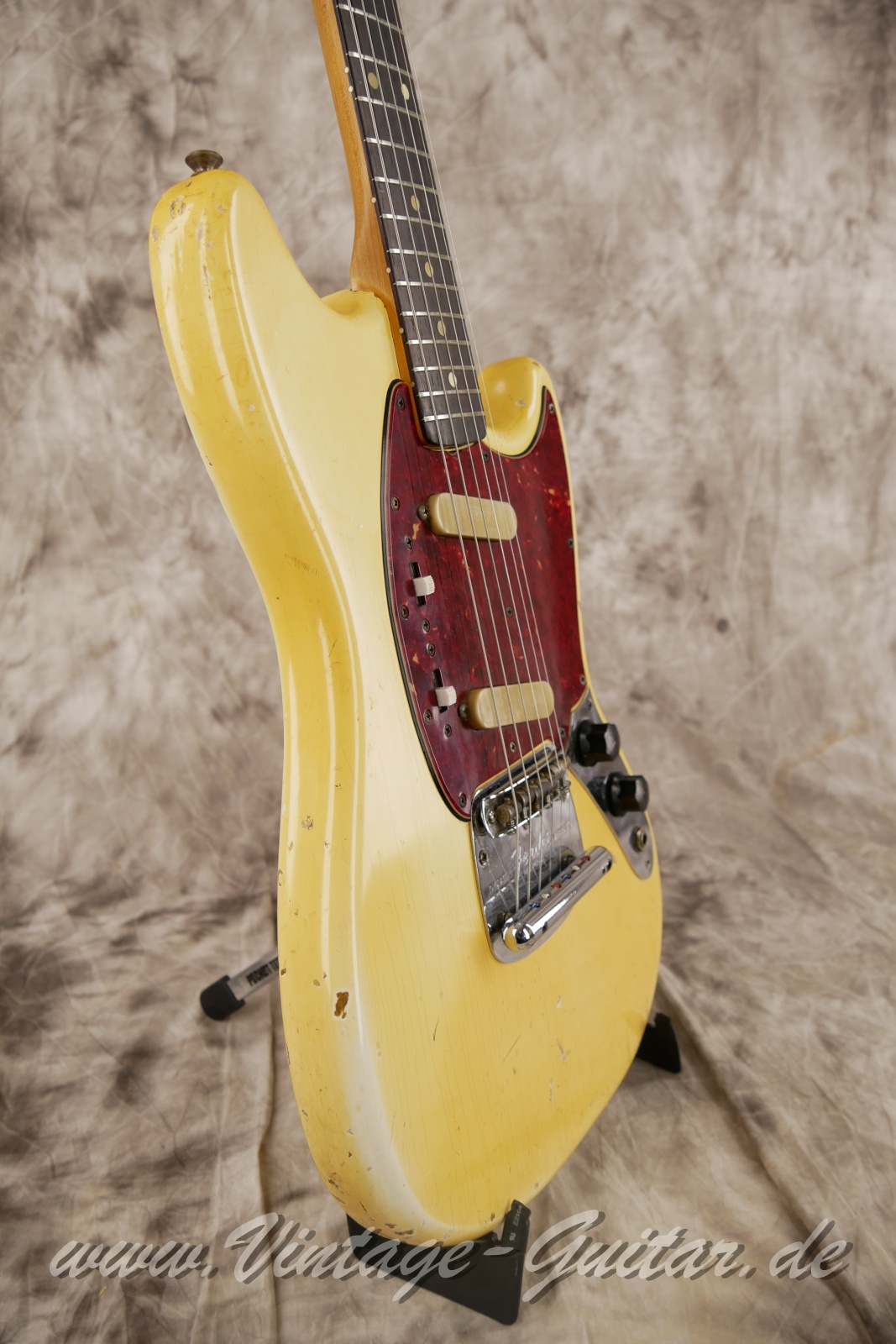 Fender_Mustang_olympic_white_1965-009.JPG