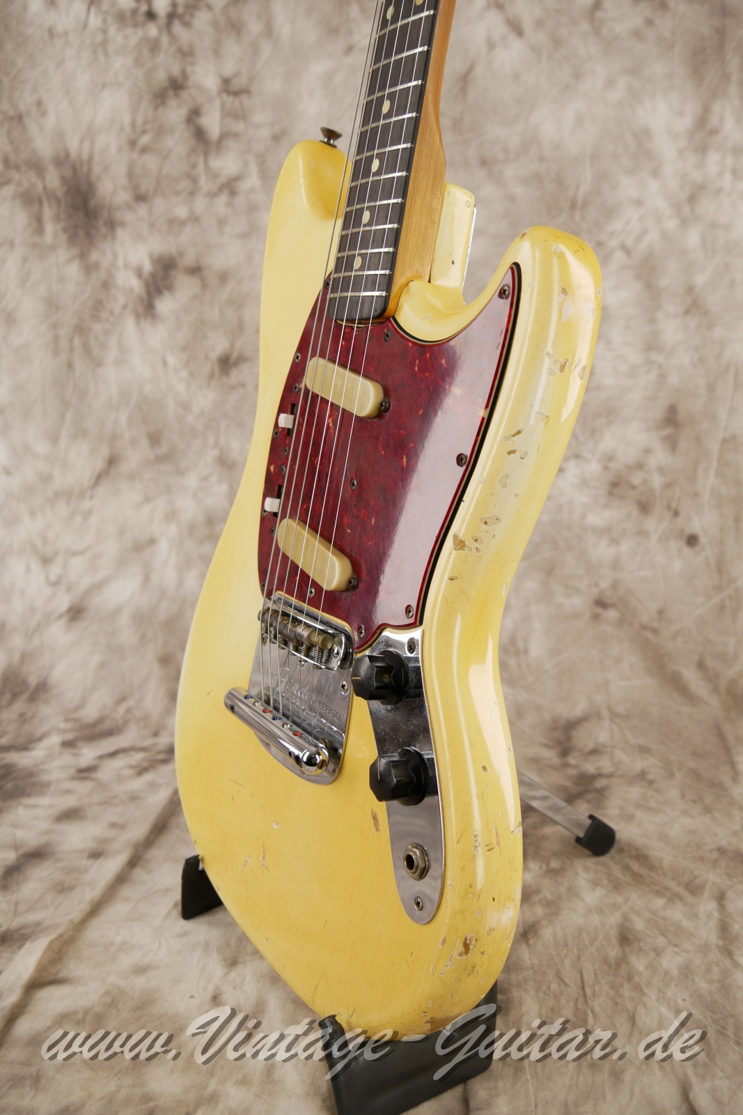 Fender_Mustang_olympic_white_1965-010.JPG