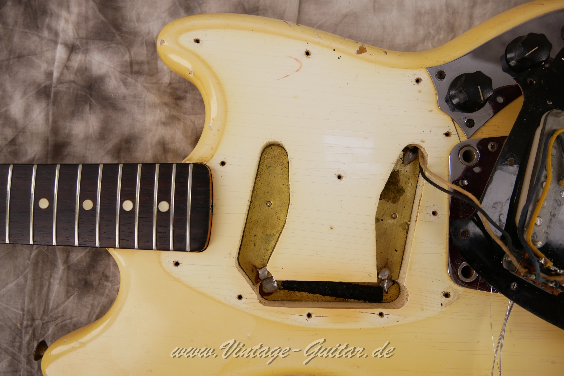 Fender_Mustang_olympic_white_1965-020.JPG
