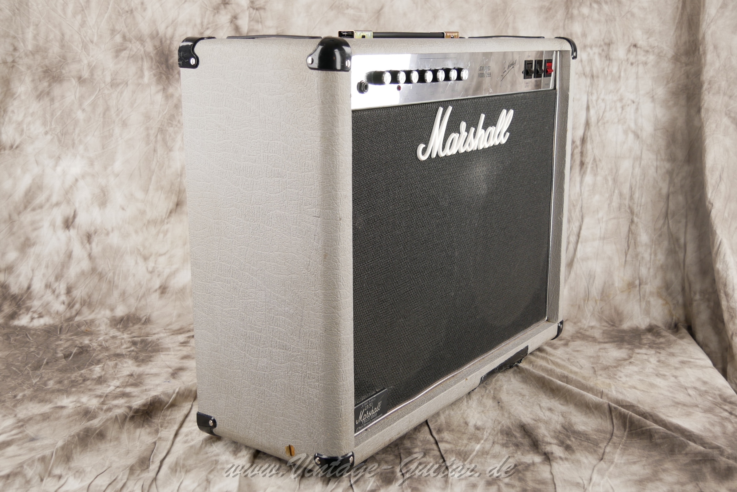 img/vintage/5721/Marshall_Jubilee_Silver_2558_JCM_anniversary-003.1.jpg