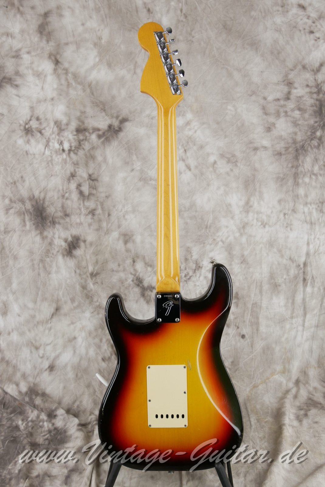 Fender_Stratocaster_1969_sunburst_USA-002.JPG