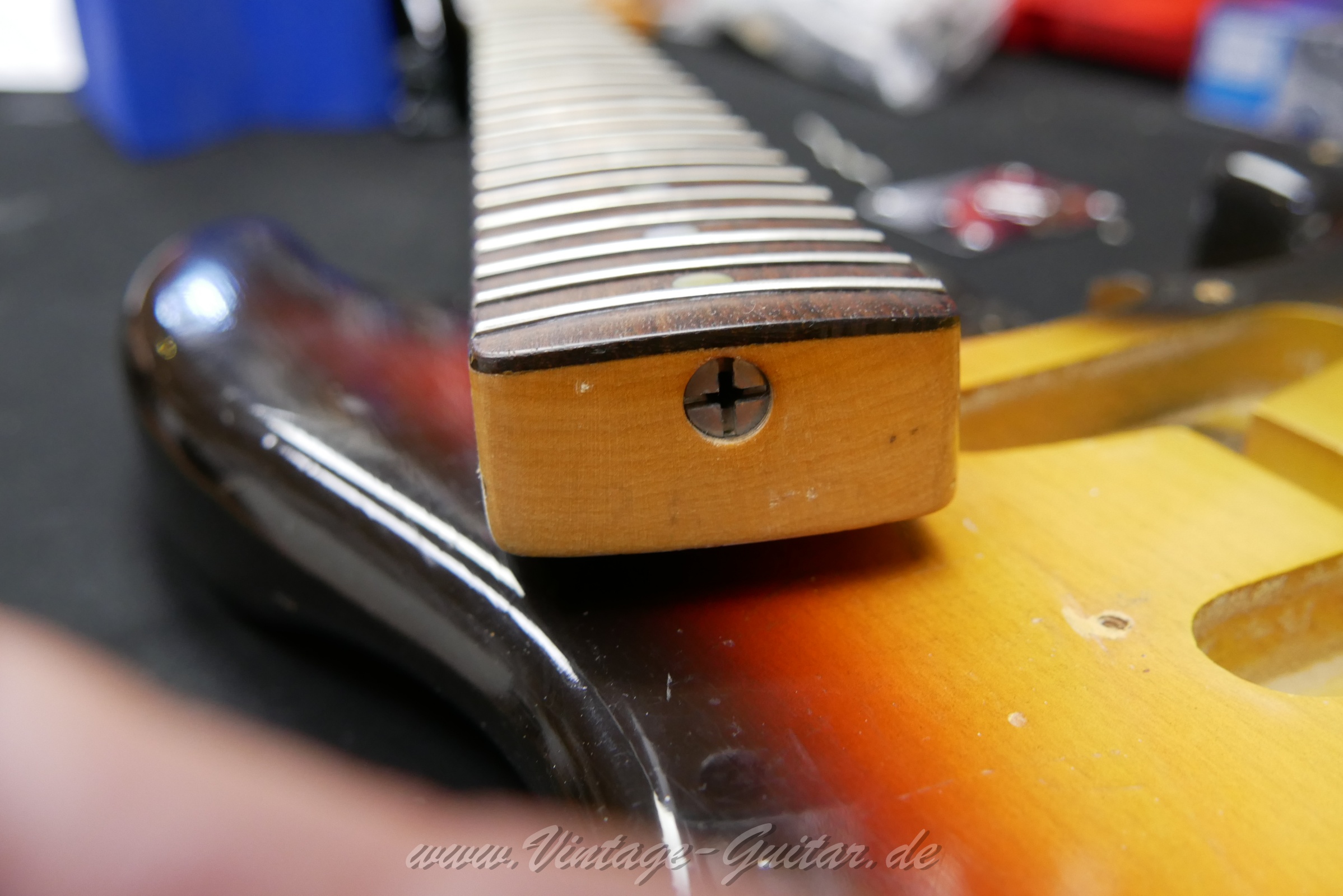 Fender_Stratocaster_1969_sunburst_USA-016.jpg