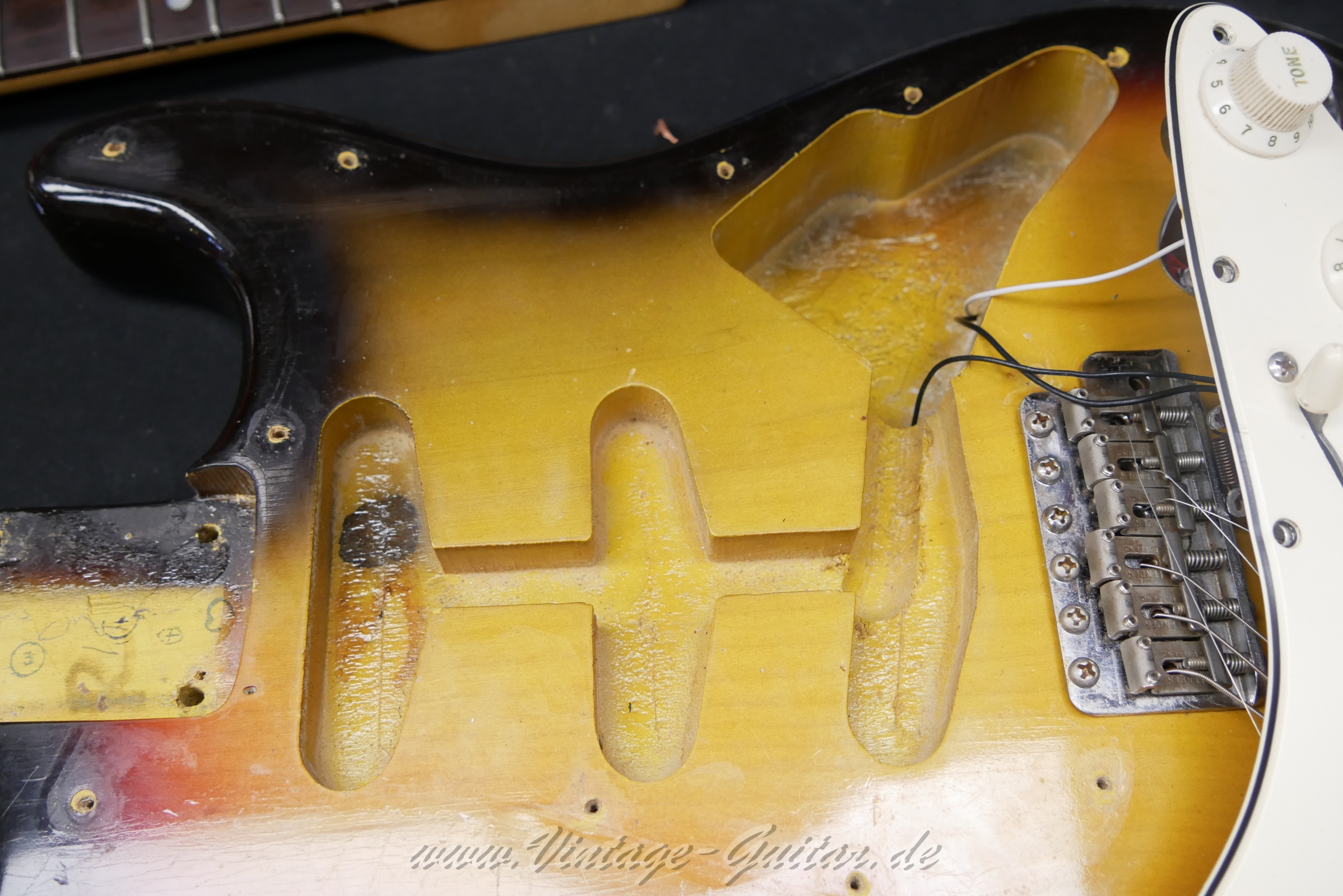 Fender_Stratocaster_1969_sunburst_USA-018.jpg