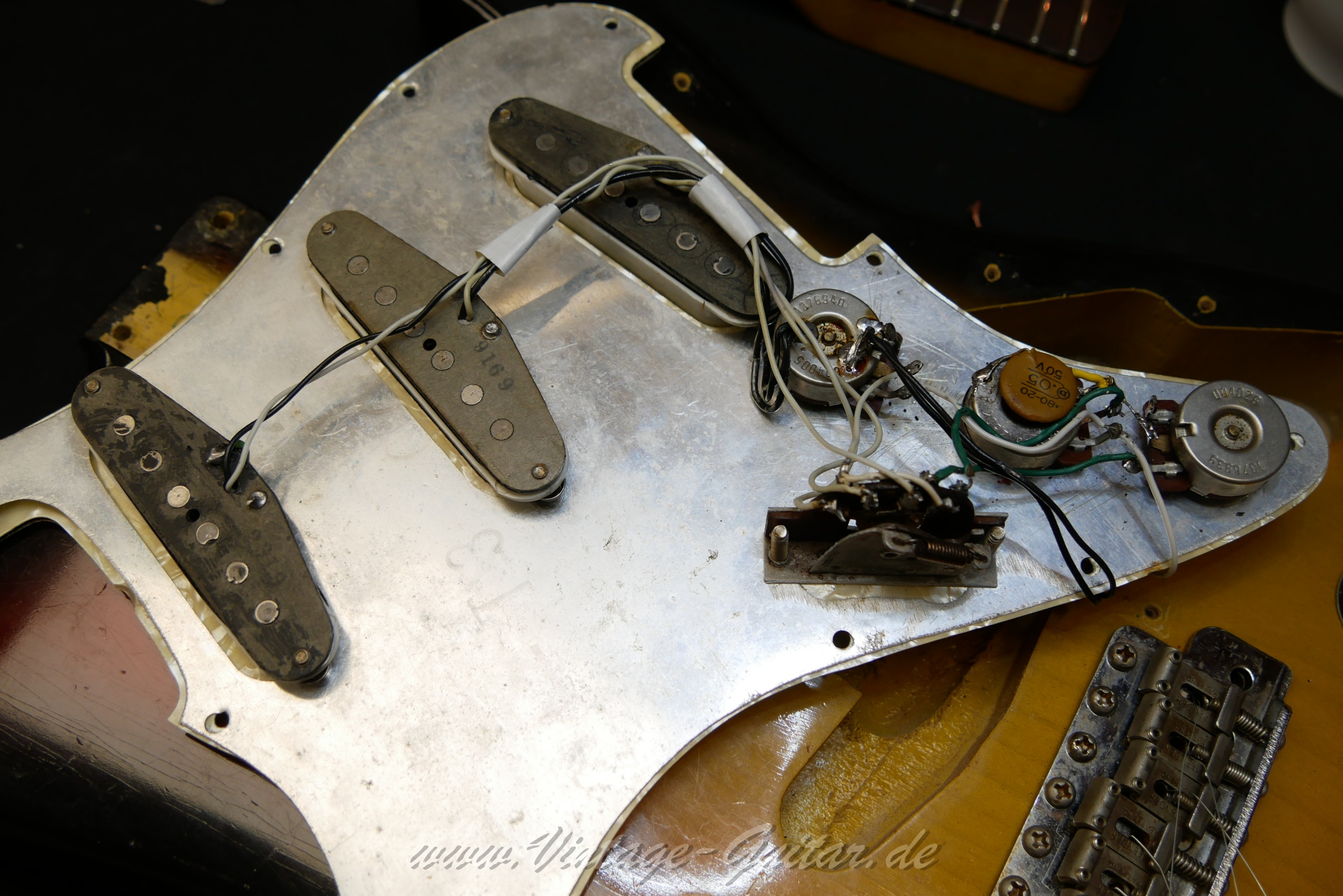 Fender_Stratocaster_1969_sunburst_USA-019.jpg